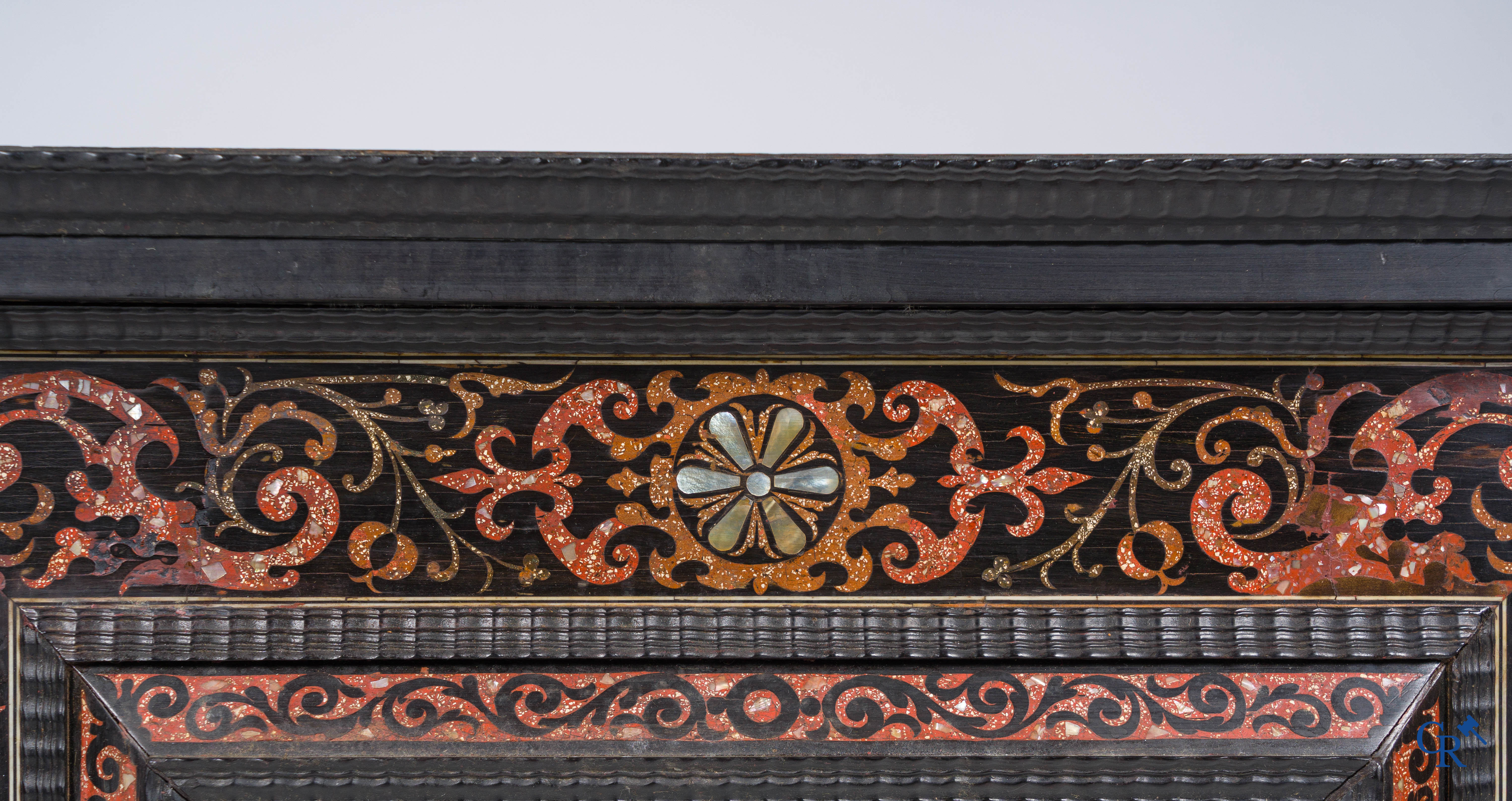 Een spiegel in ebbenhout en inlegwerk. 18e- 19e eeuw.