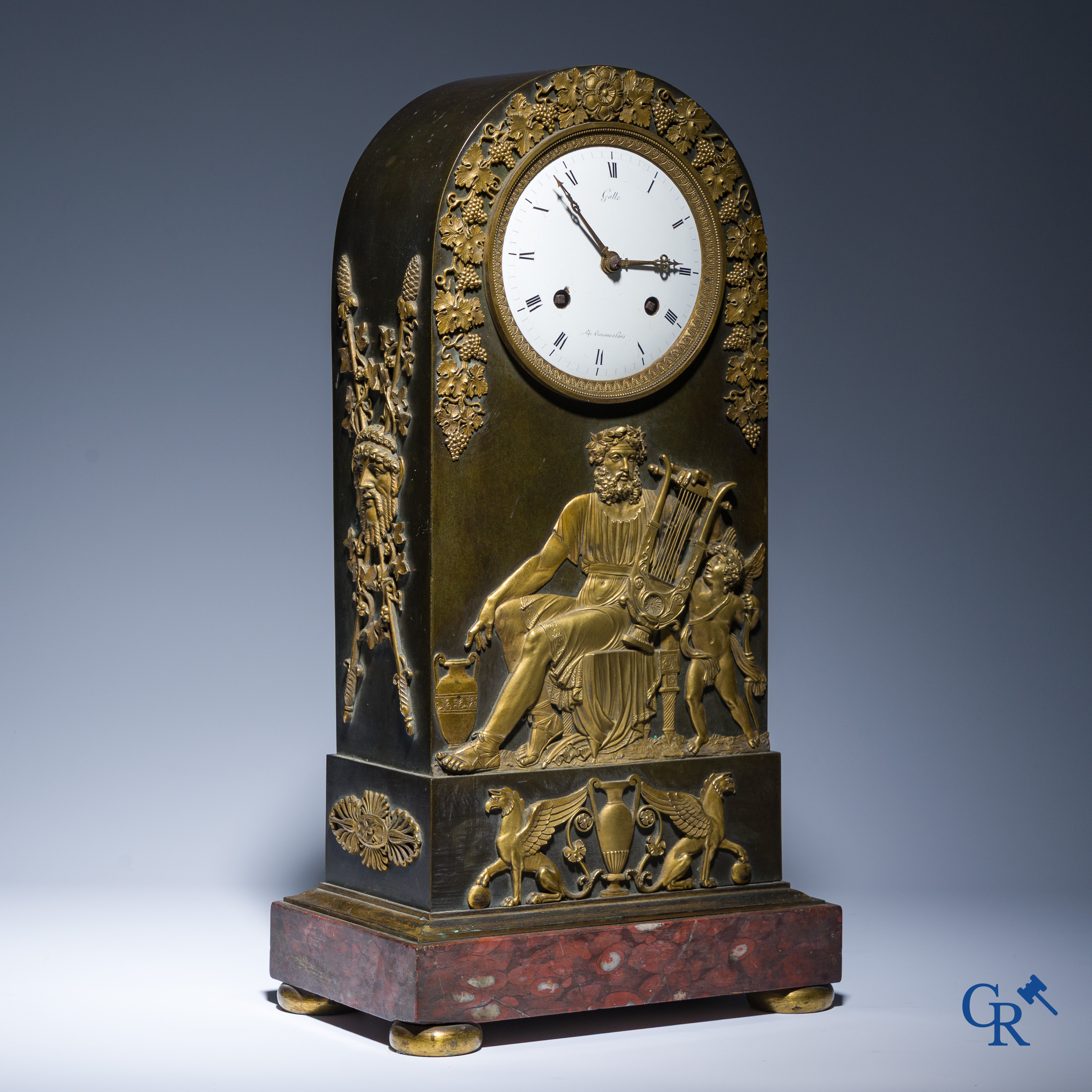 Claude Galle, Rue Vivienne à Paris. Pendule borne "Anacreon" in verguld en gepatineerd brons. Empire, Circa 1806.