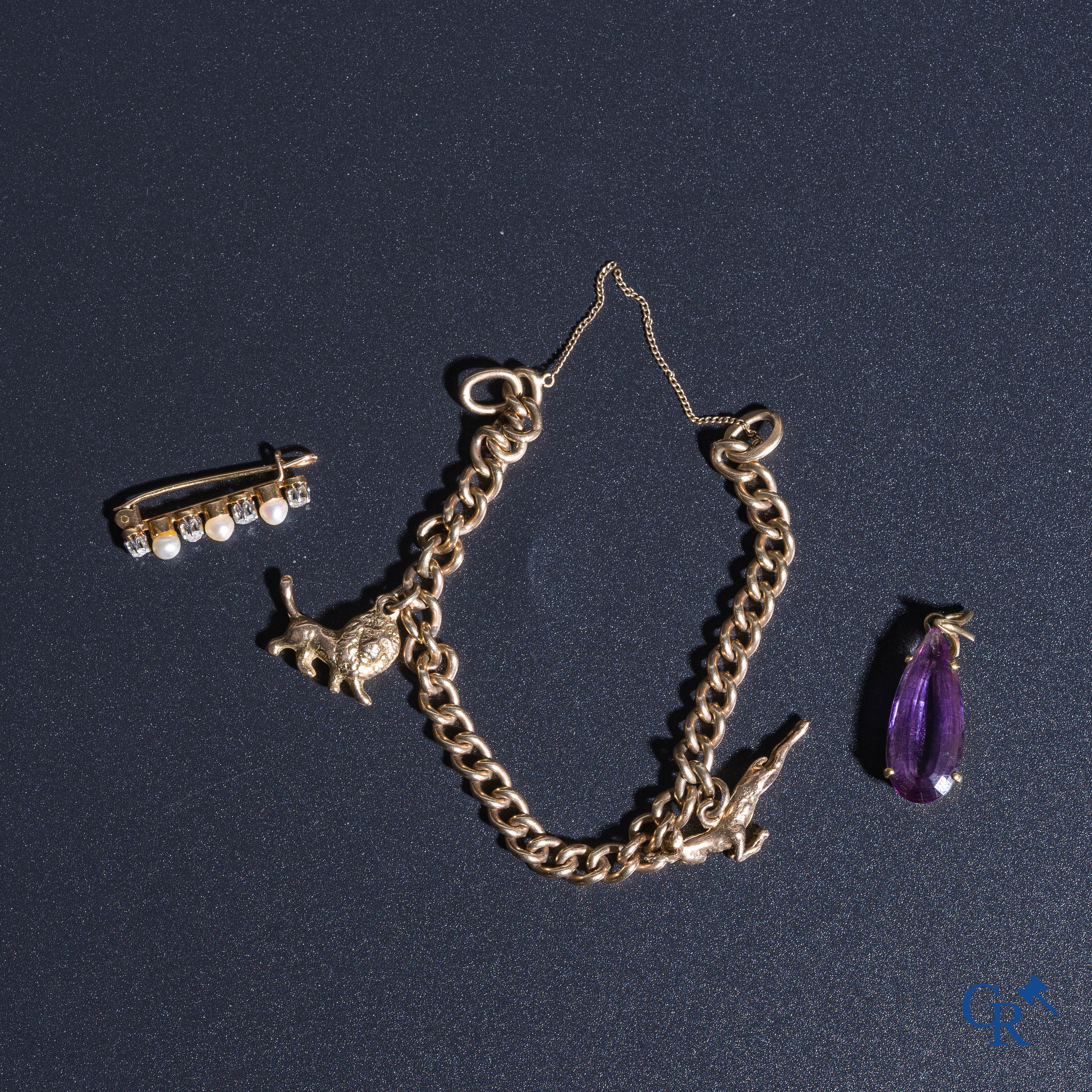 A lot with a pendant and a brooch in gold 18K (750°/00) and a bracelet in gold 9K (375°/00).