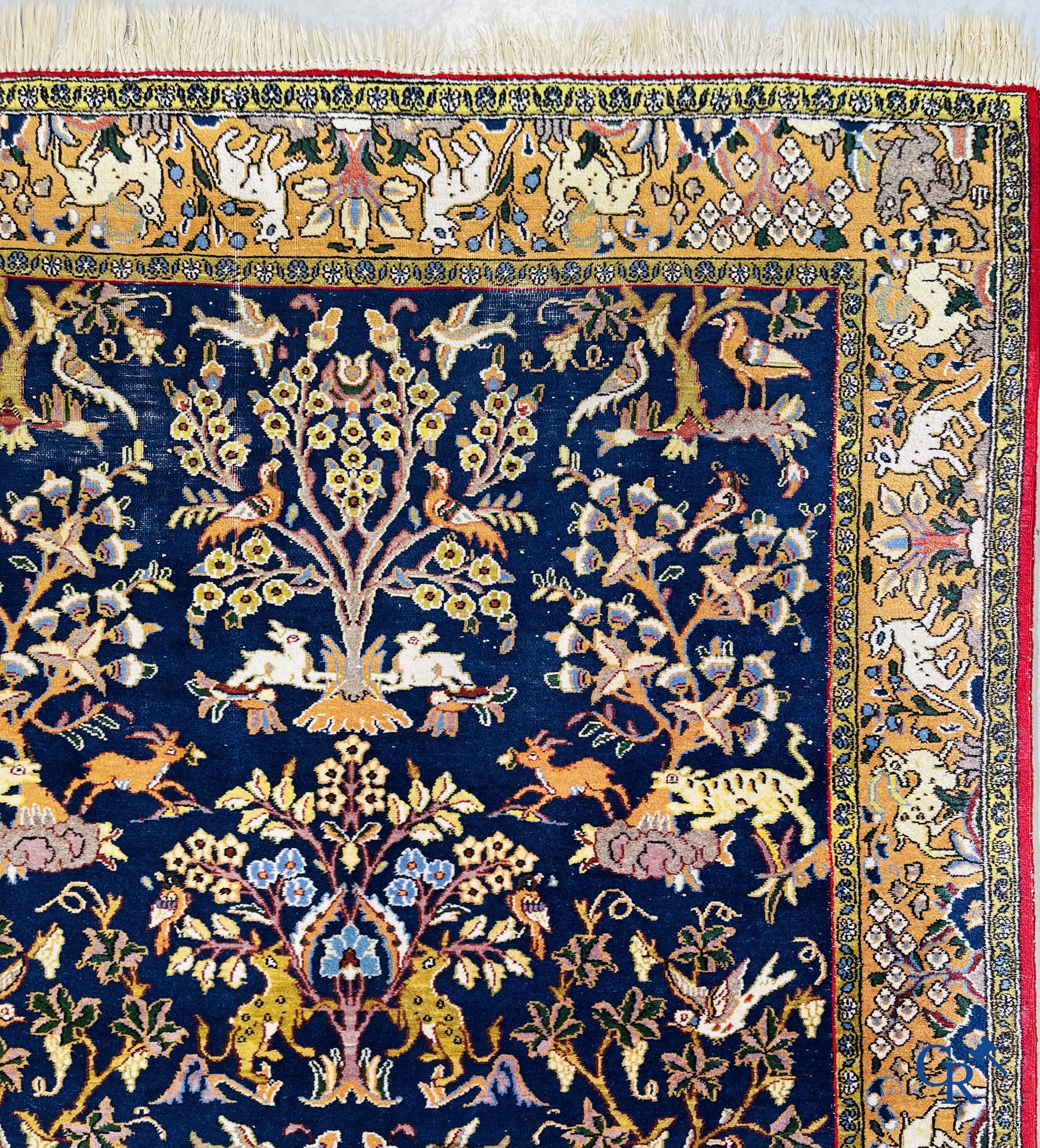 Tapis d'orient: Iran, tapis persan noué à la main avec un décor d'animaux de la forêt.