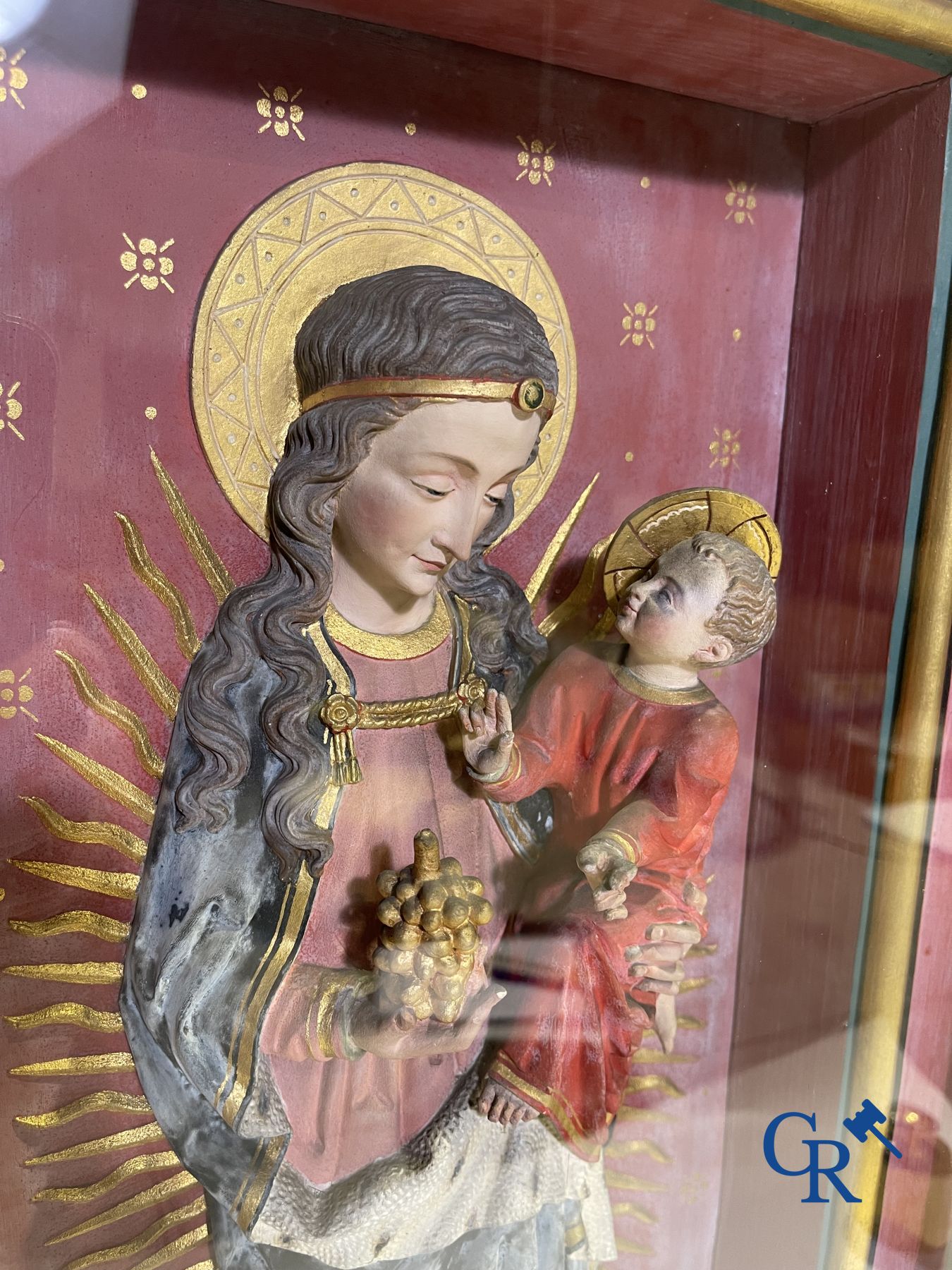 Une statue en bois du 19ème siècle et une vitrine en bois avec une représentation en plâtre d'une Vierge à l'enfant.