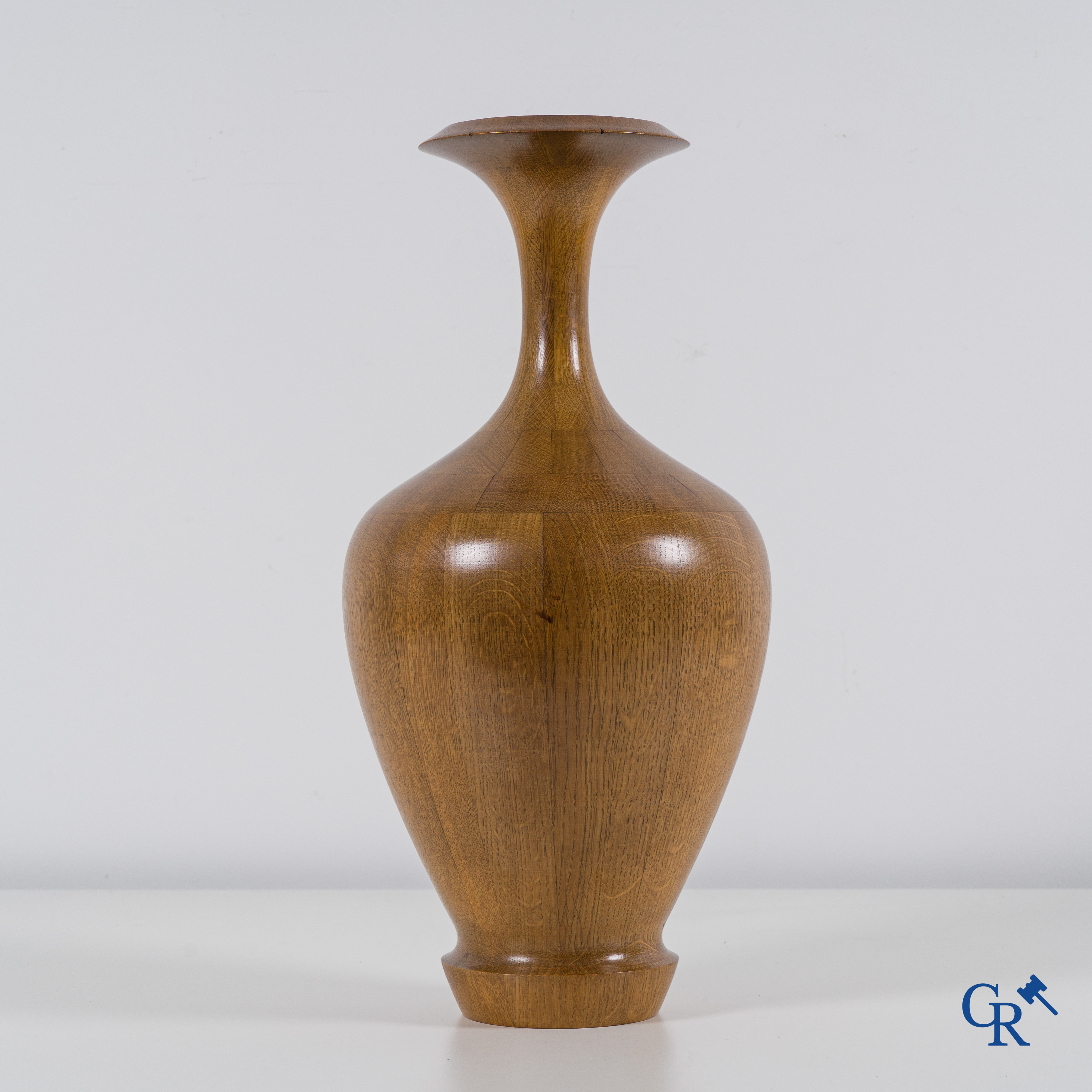 Maurice Bonami pour les frères De Coene à Courtrai, un vase en bois avec incrustation de marqueterie. Marqué.