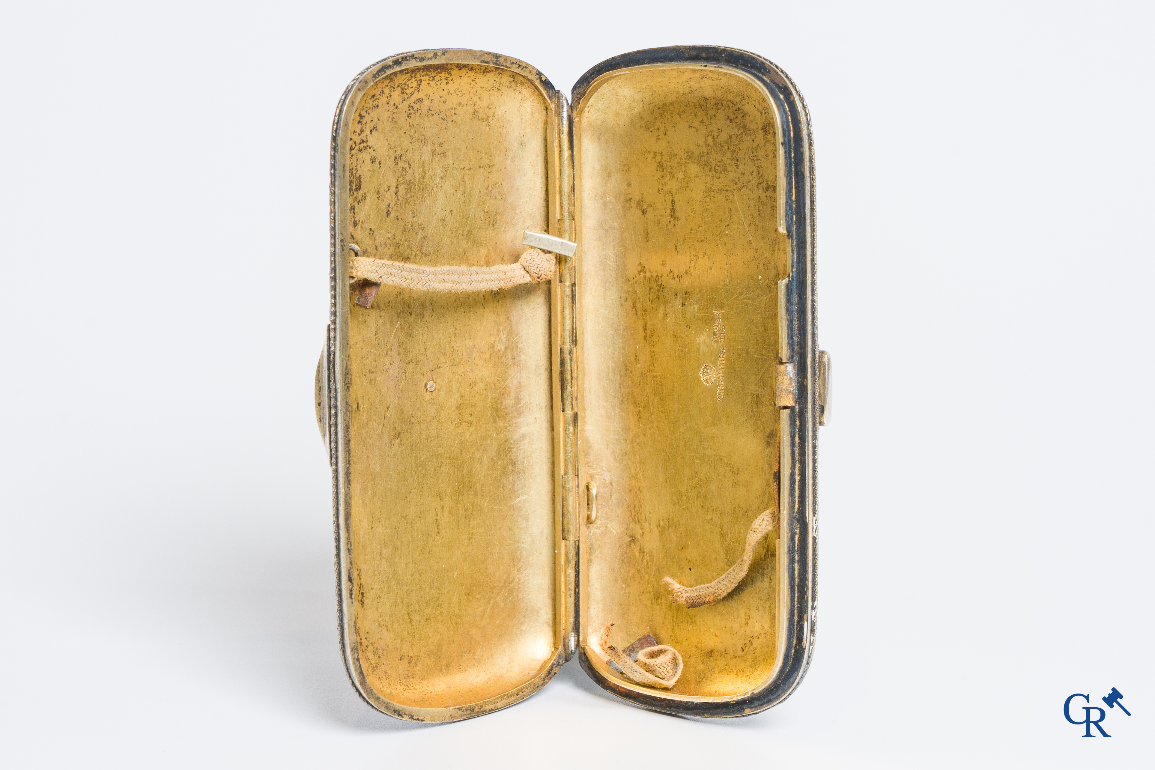 Argent russe: Porte-cigarette en argent et émail, intérieur en vermeil. <br />
Pavel Ovchhinnikov, Moscou vers 1887.