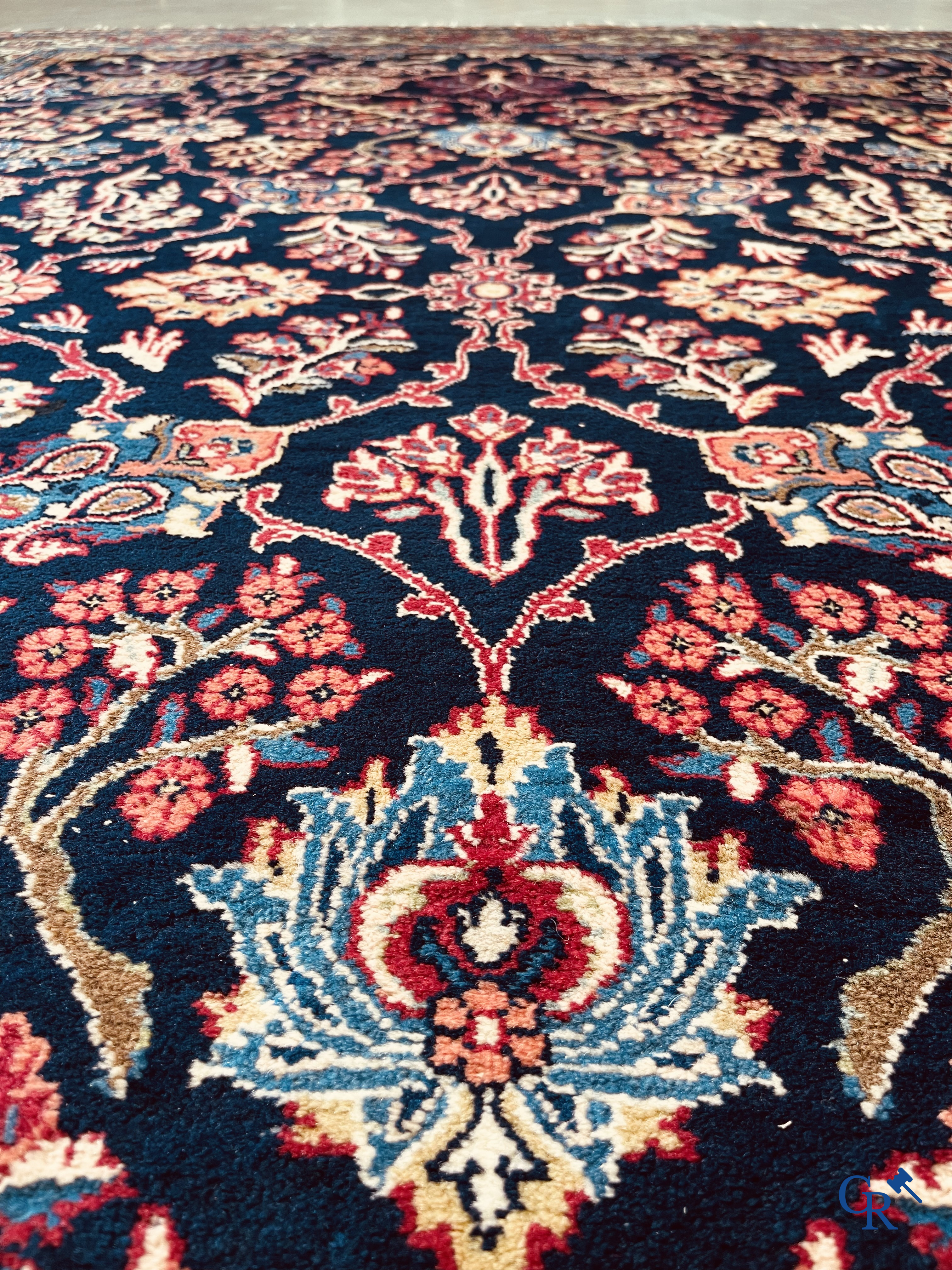 Tapis d'Orient. Iran. Grand tapis persan noué à la main avec un décor floral.