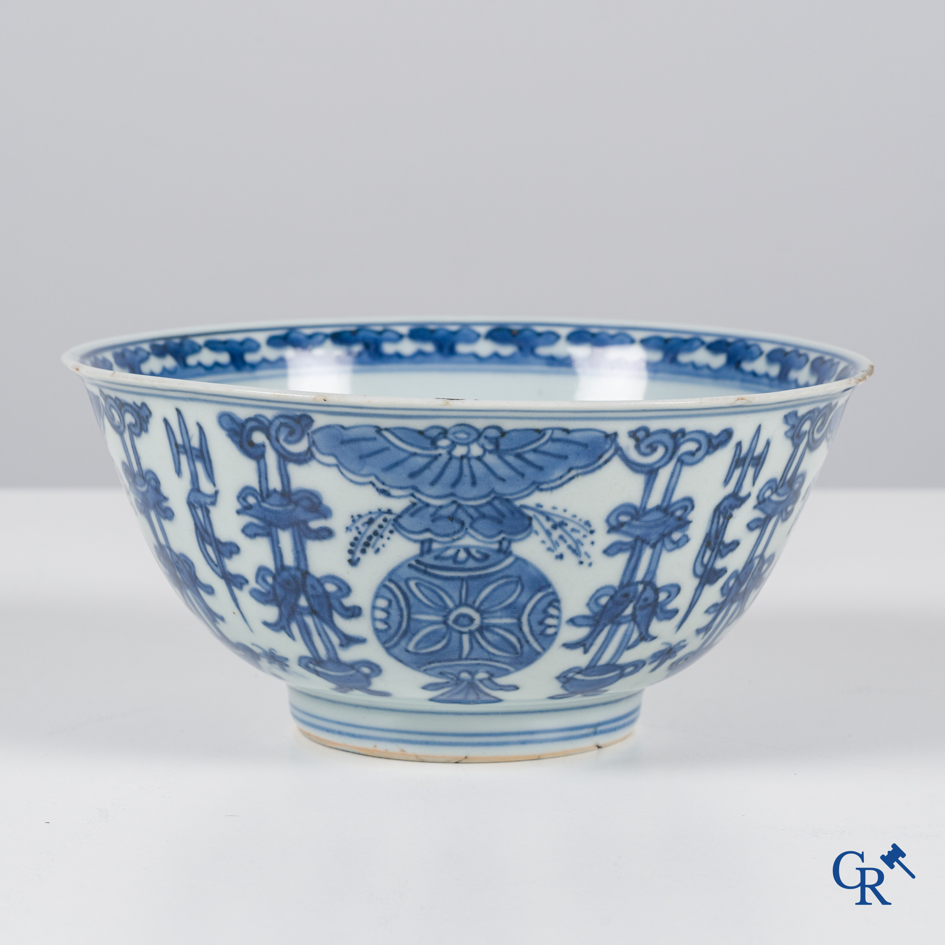 Asian Art: Chinese porcelain, 5 pieces of blue and white porcelain. 18th century.