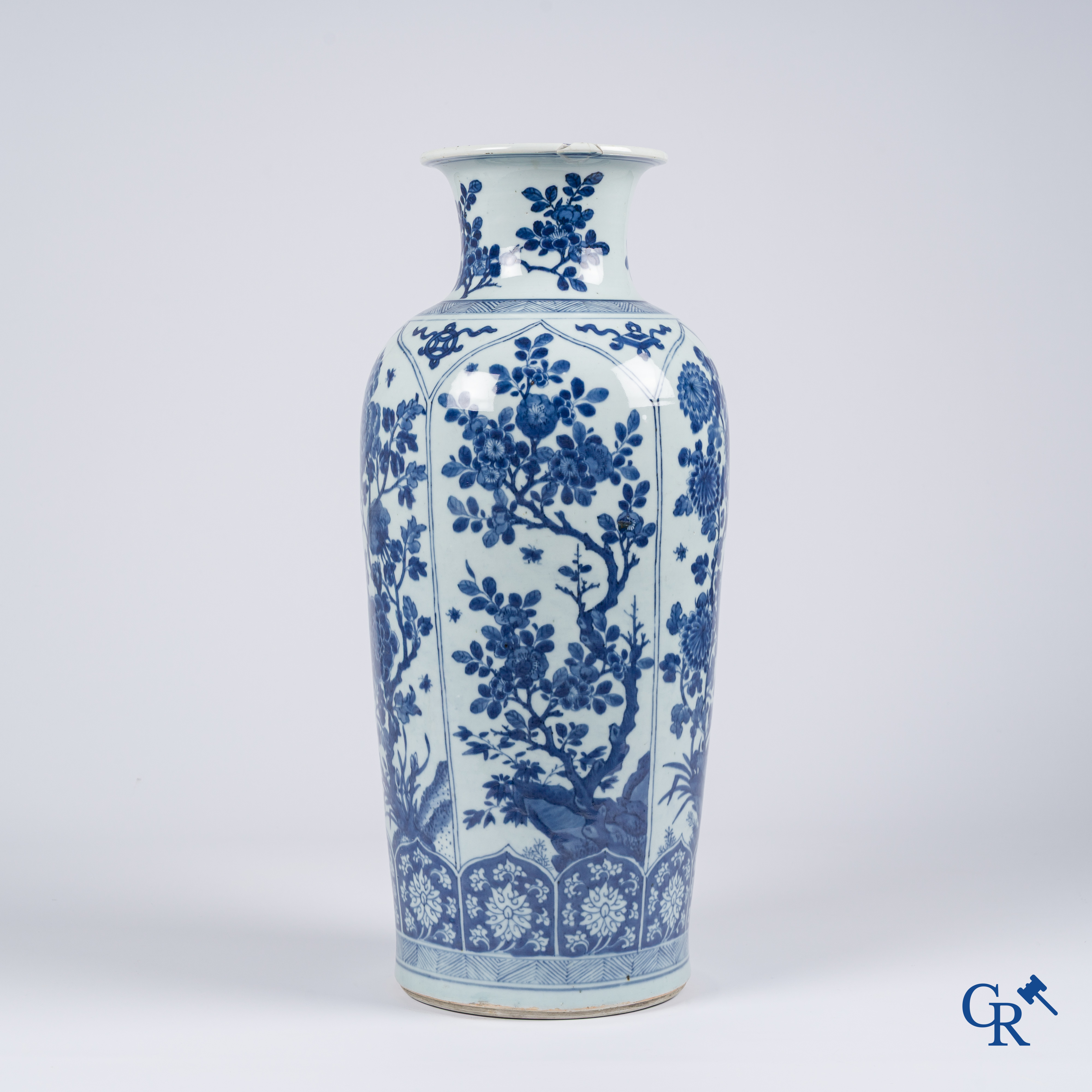 Aziatica, Chinees porselein. Een grote Chinese blauw-wit "rouleau" vaas. Kangxi. Gemerkt.