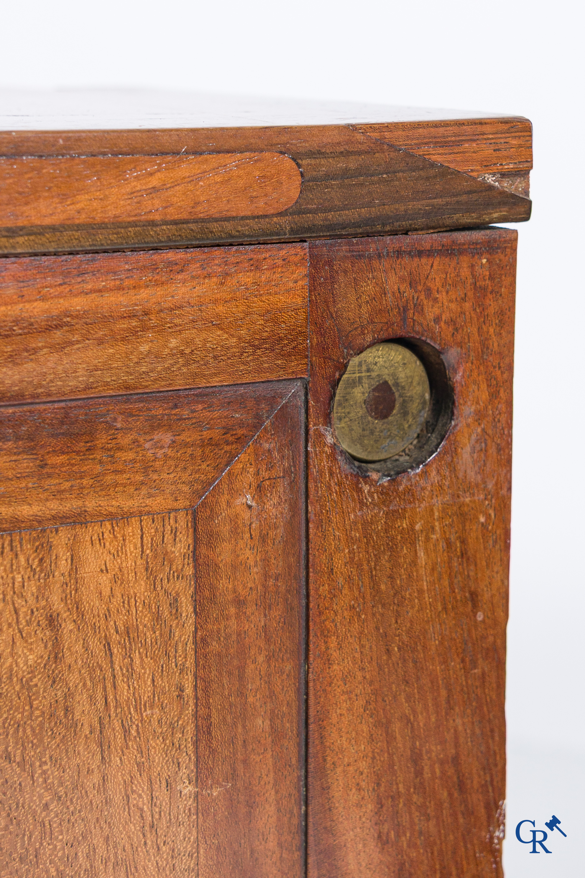 Chapuis, een mahonie houten herenkaptafel en dames toilettafel met geciseleerde bronzen. Empire, circa 1810.