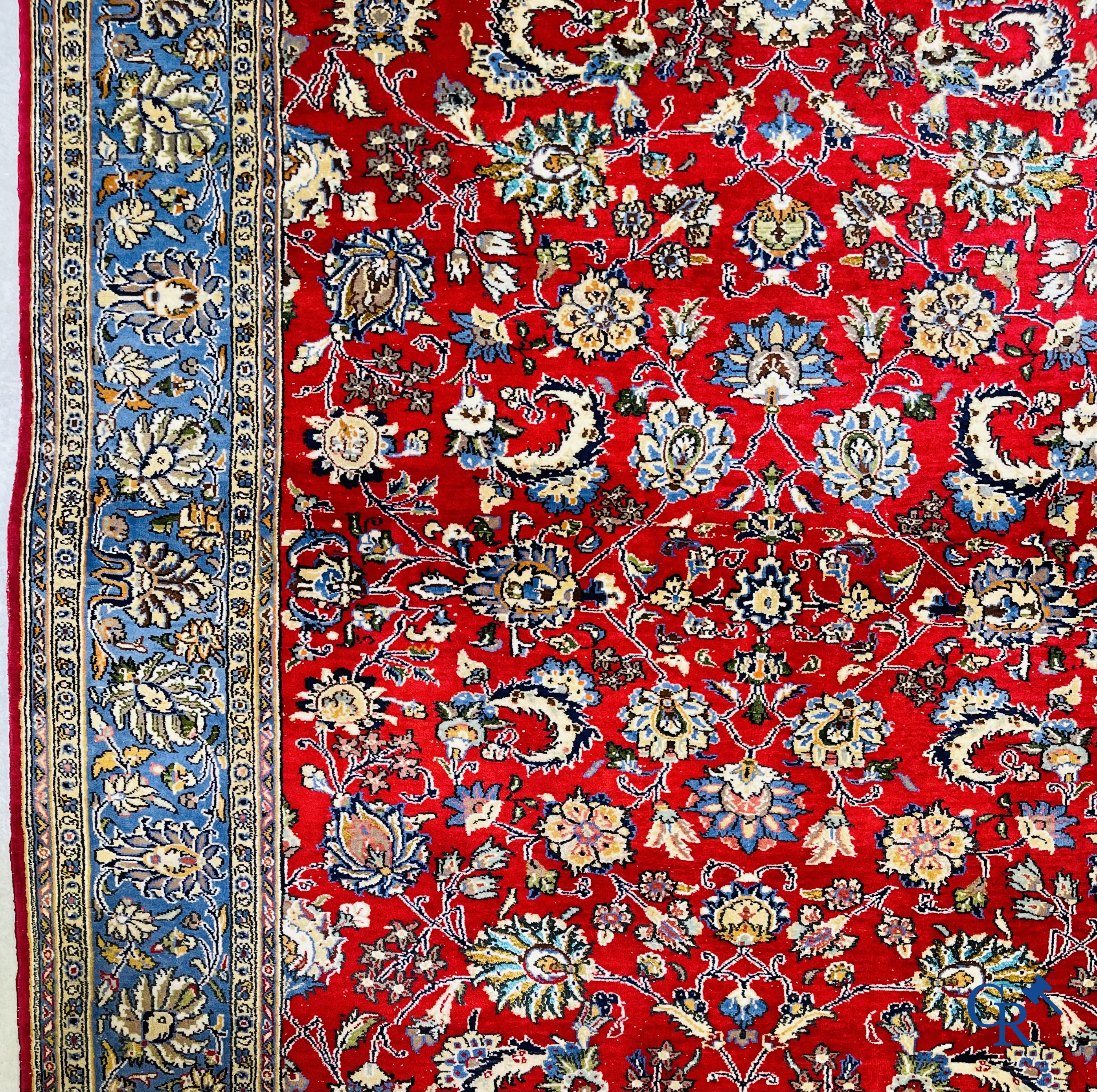 Tapis d'orient: Iran, tapis persan finement noué à la main avec un décor floral sur fond rouge et bleu.