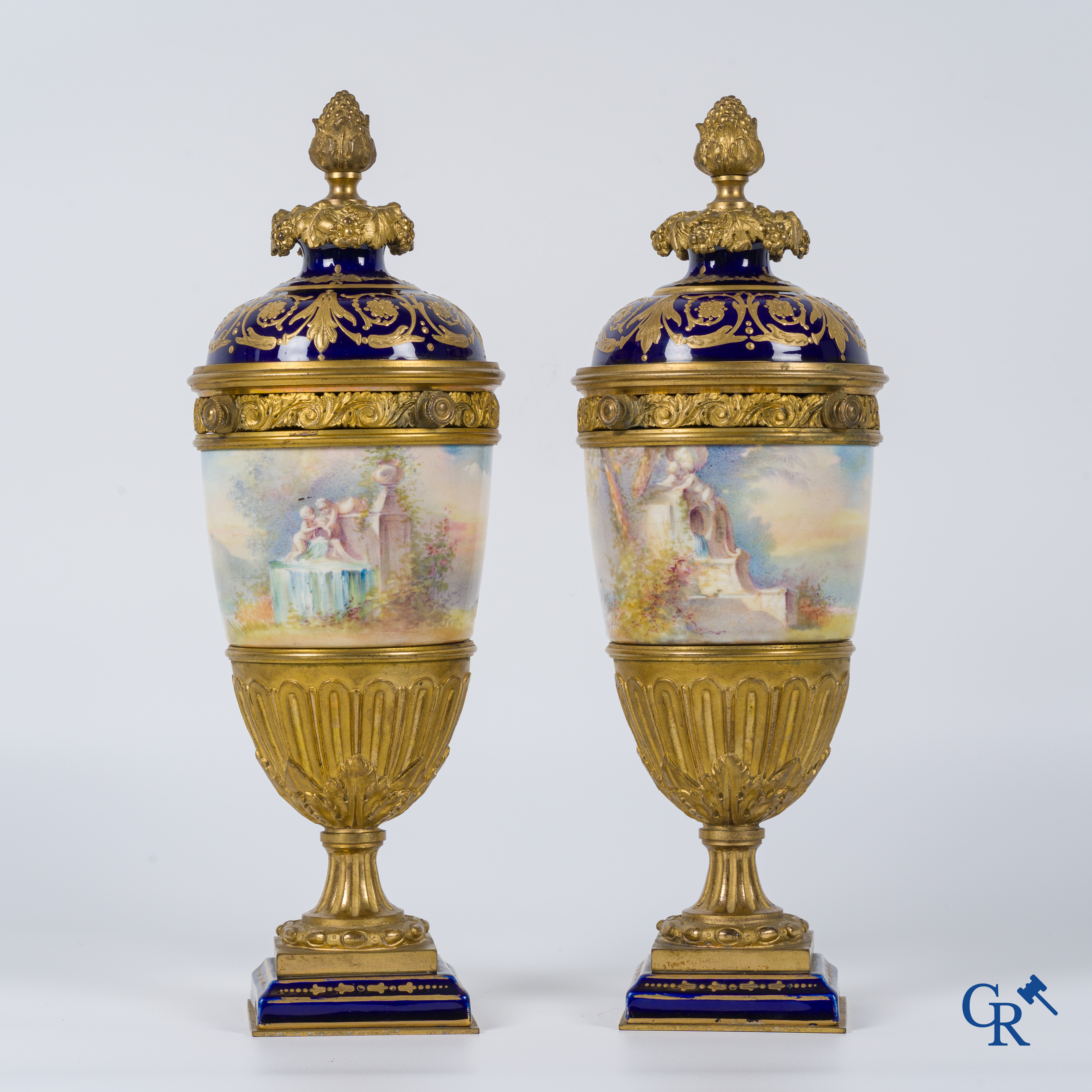 Porcelaine: Sèvres: Paire de vases en porcelaine de Sèvres montés en bronze. Napoleon III.