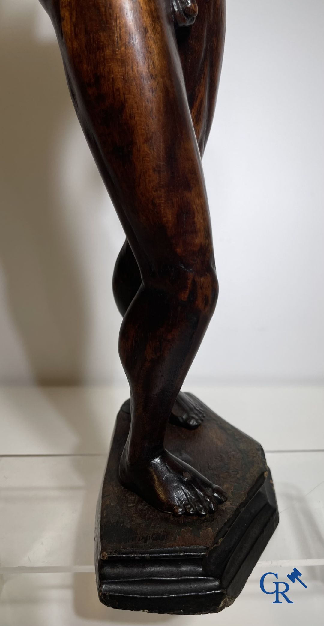 Un modèle d'un homme debout en bois sculpté. Allemagne ou Italie, XVIIIe-XIXe siècle.