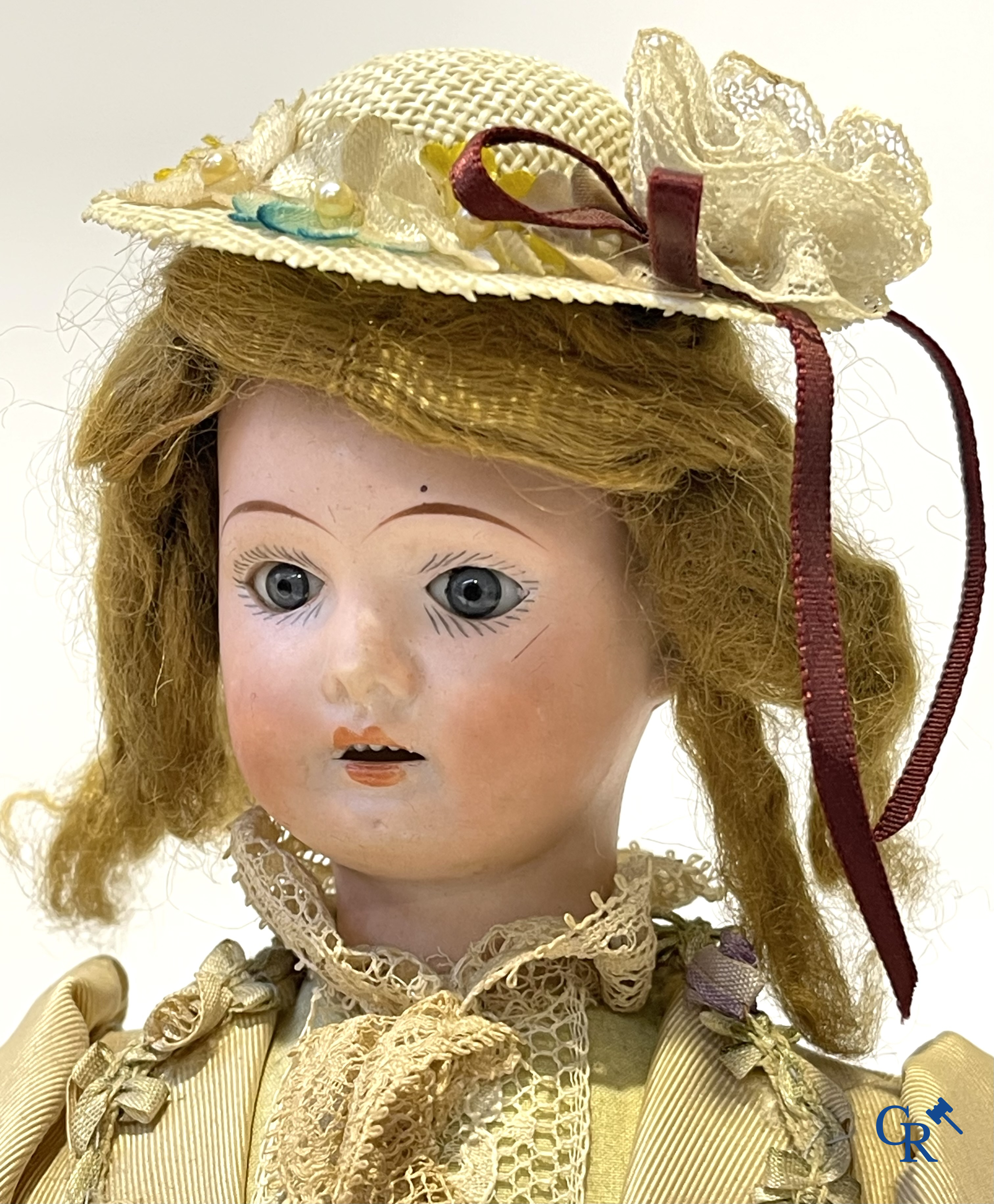 Jouets anciens, 2 poupées anciennes avec tête en porcelaine et un ancien automatique avec musique. Marqué.