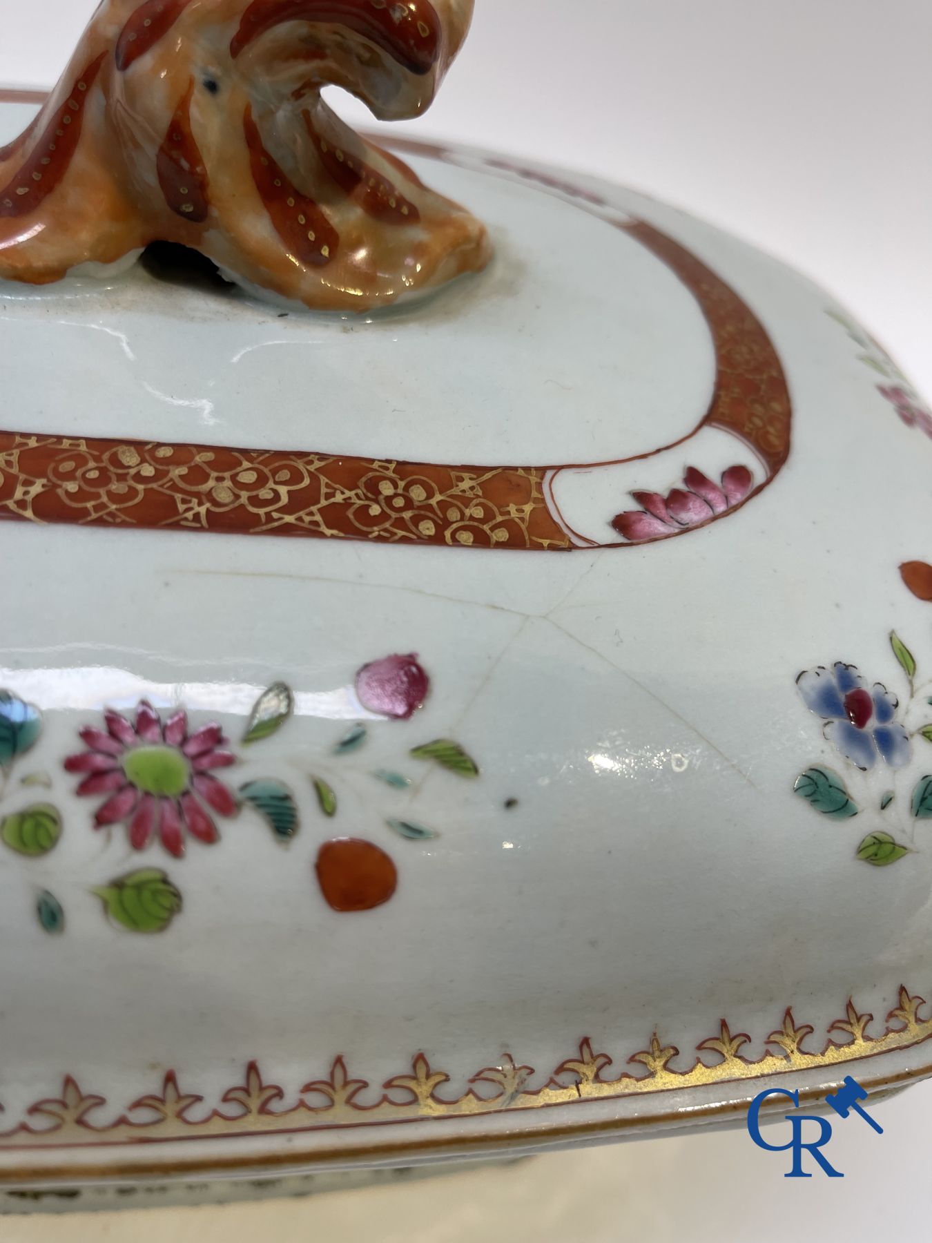 Chinese Porcelain: 2 tureens and a saucer in Chinese porcelain.