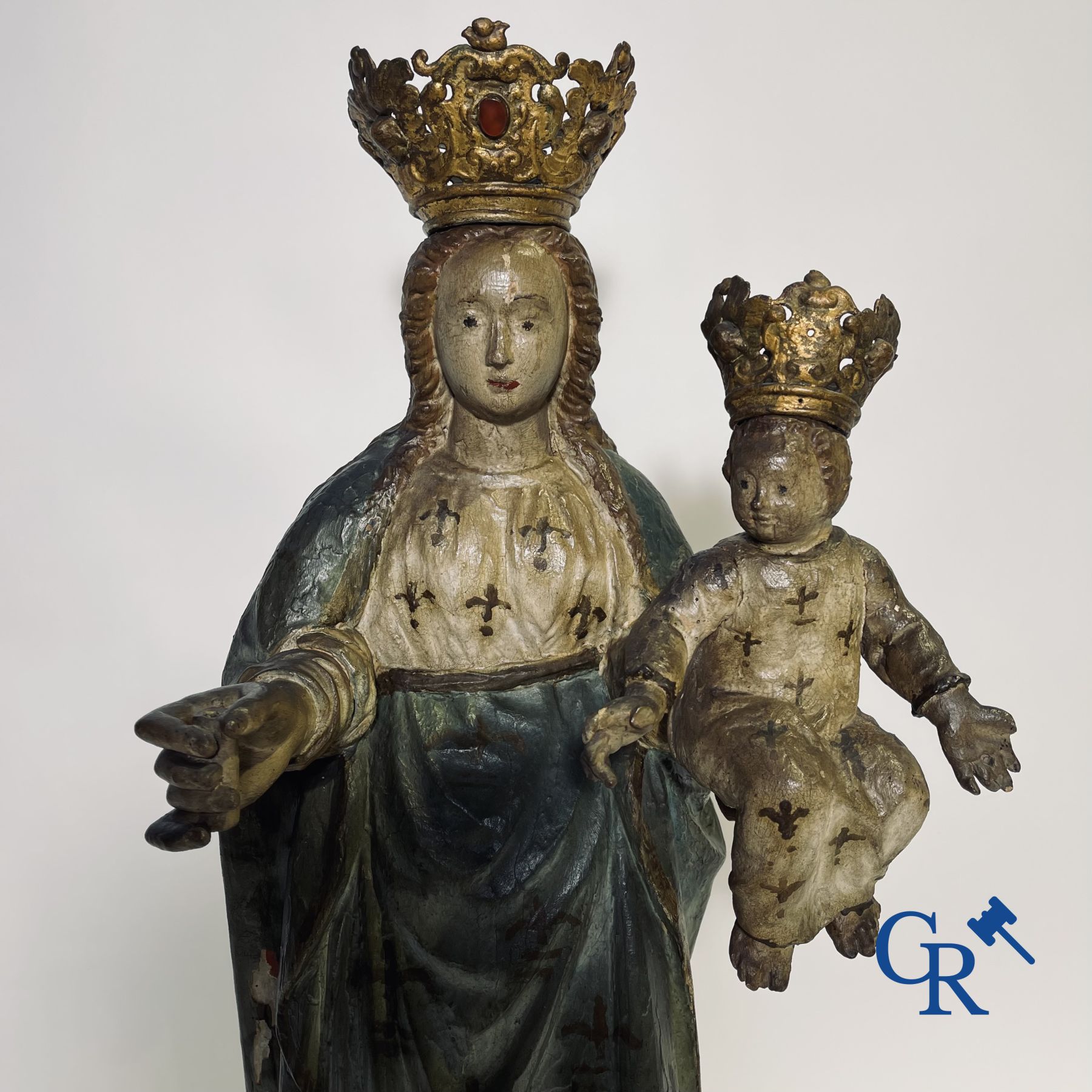 Sculpture Baroque en bois polychrome d'une Vierge à l'enfant. La couronne est incrustée d'une pierre semblable à de l'ambre.