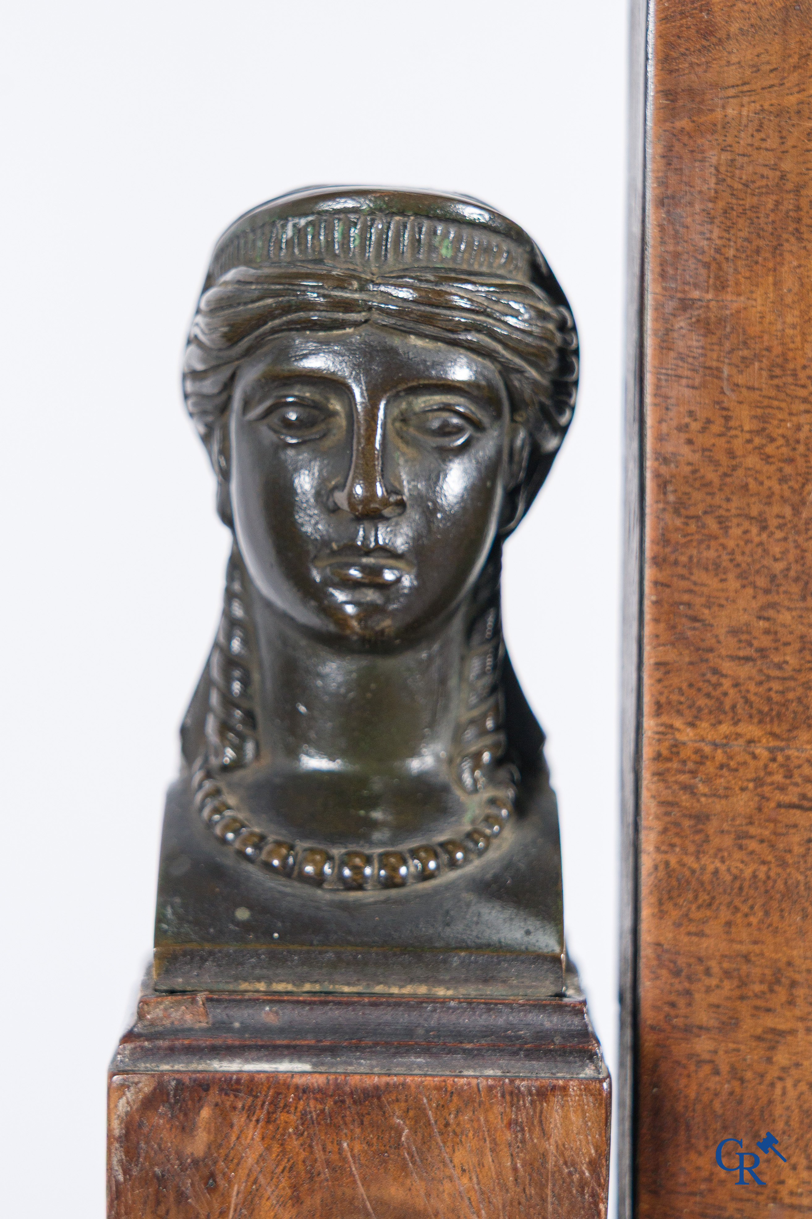 Chapuis, een mahonie houten herenkaptafel en dames toilettafel met geciseleerde bronzen. Empire, circa 1810.