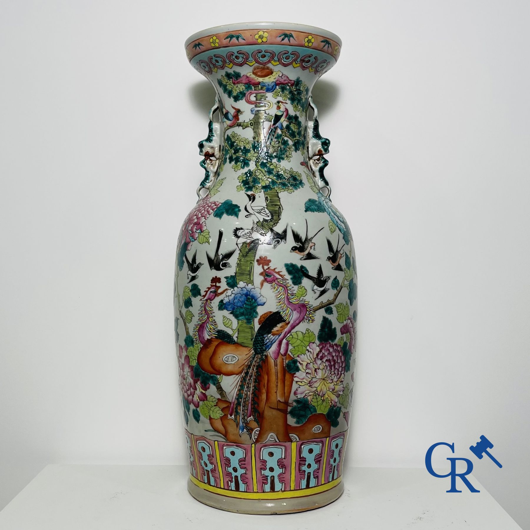 Art Asiatique : Vase en porcelaine chinois de la famille rose avec un décor d'oiseaux et de pivoines. 19ème siècle.