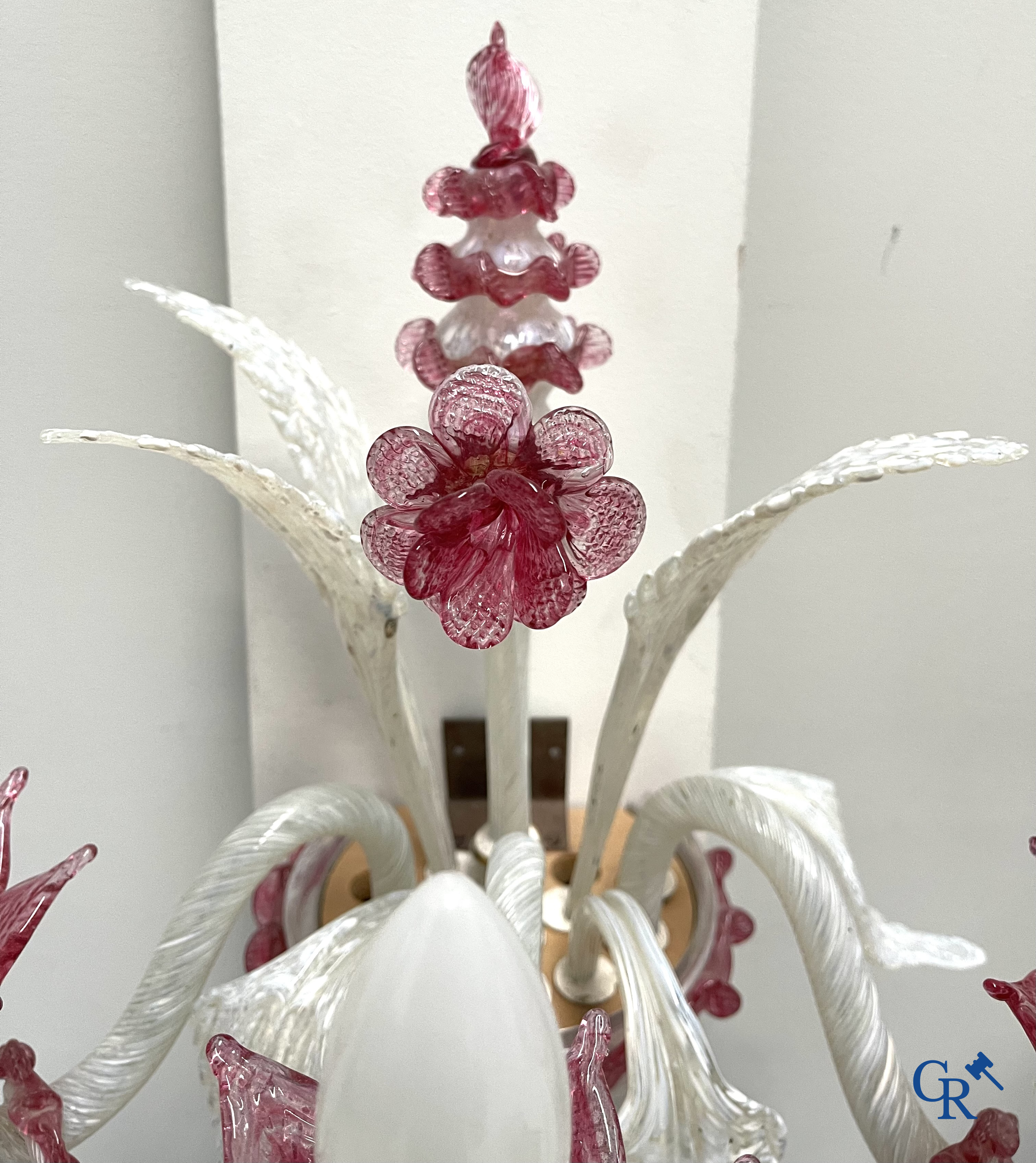 Un lot d'une lampe de table vénitienne, une paire de grandes appliques en verre vénitien et un plafonnier en Murano.