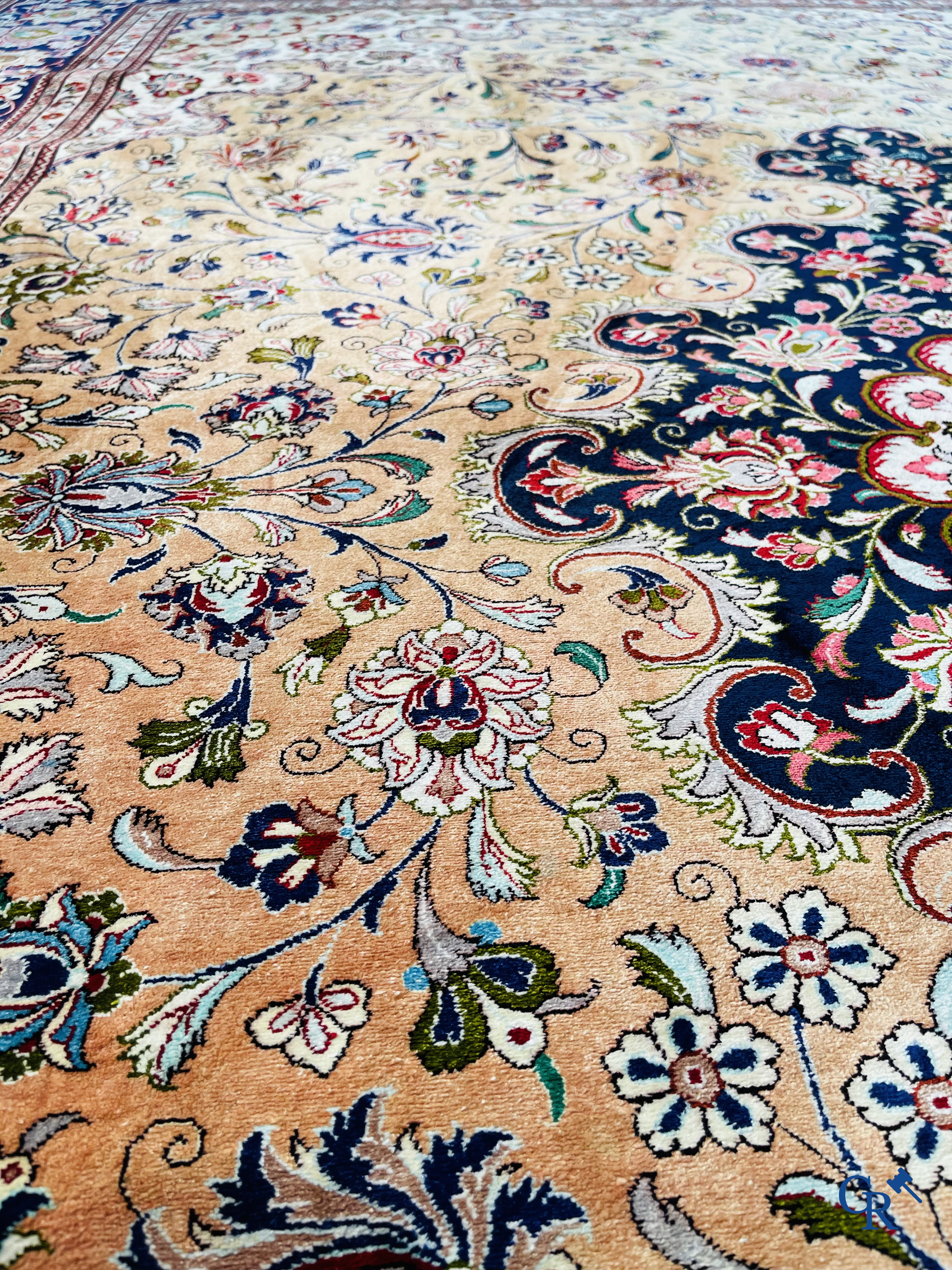 Tapis d'Orient: Ghoum, Iran. Exceptionnel tapis noué à la main en soie.