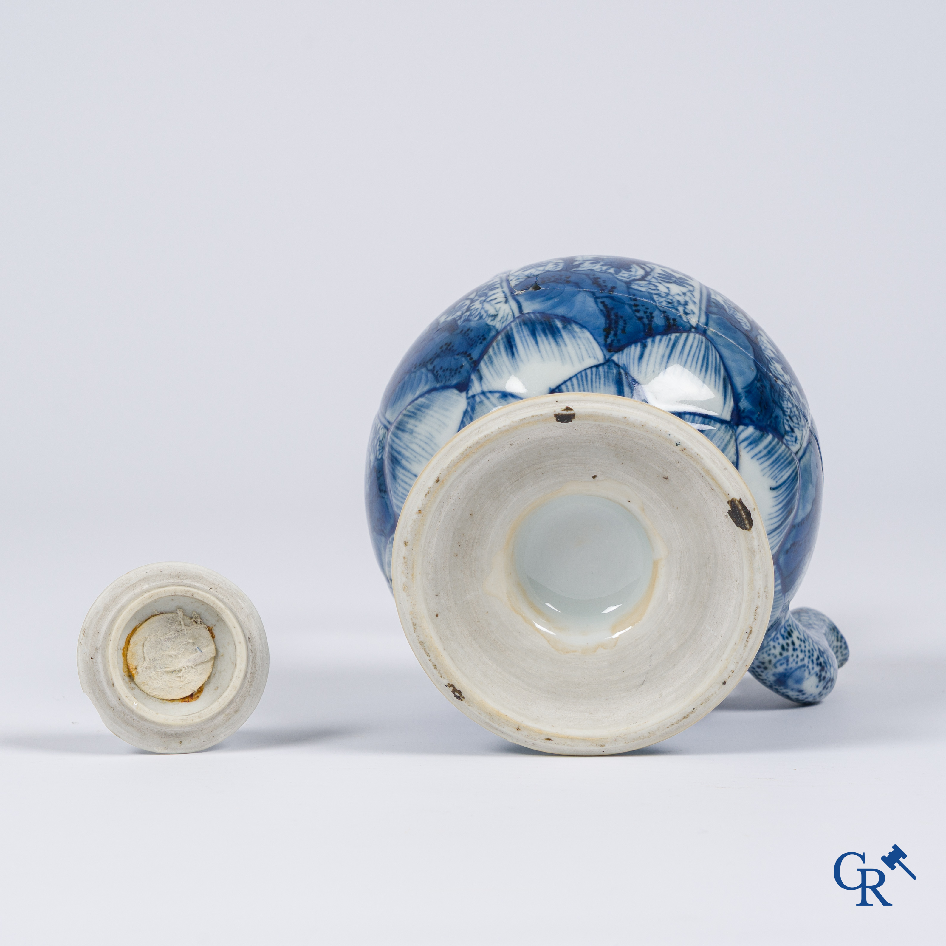 Aziatica, Chinees porselein. Een Chinese blauw-witte theepot met deksel. Kangxi.