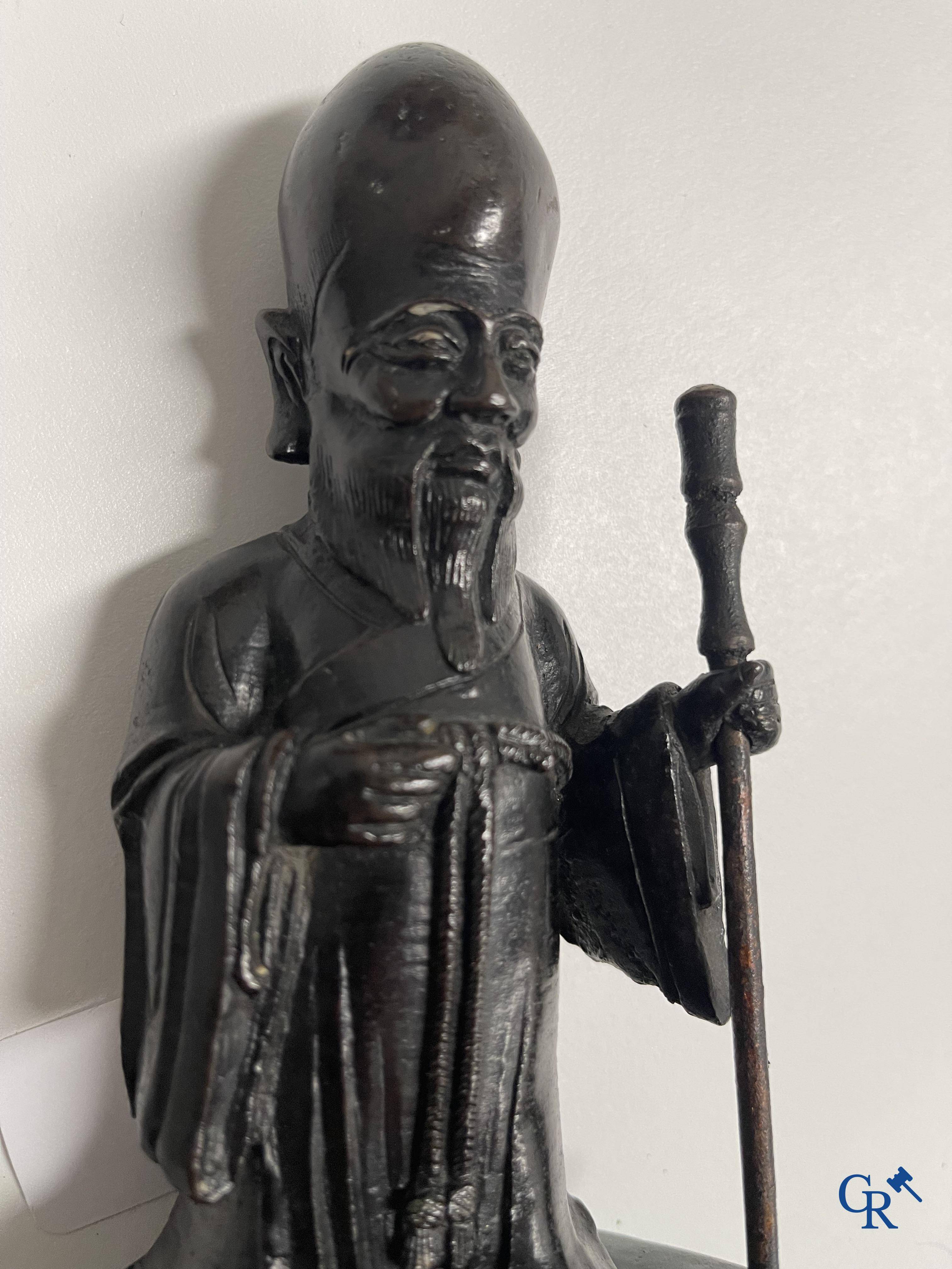 Aziatica, een Chinese bronzen figuur van een staande Shou Lao. Qing Dynastie.