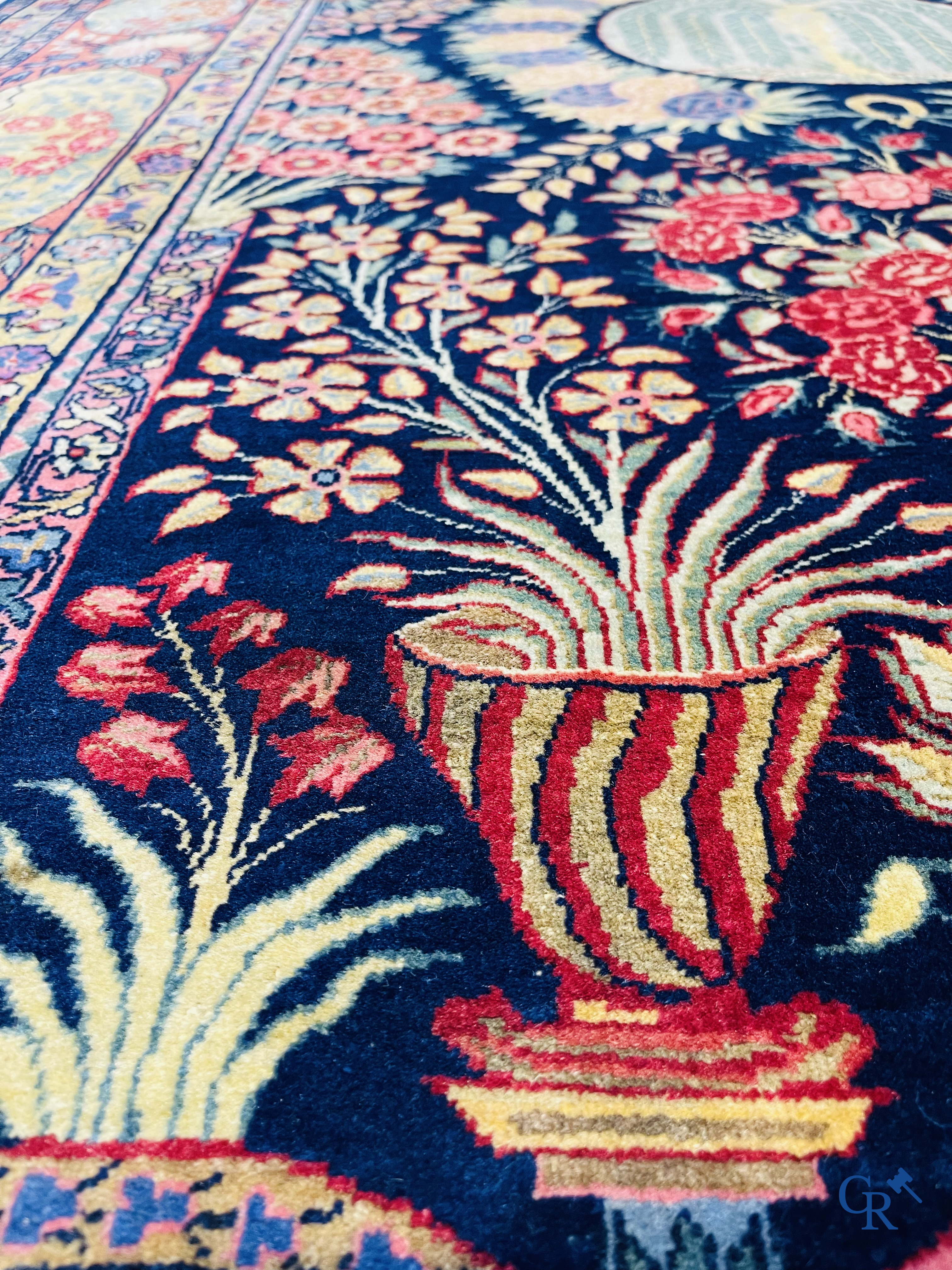 Tapis orientaux: Un tapis oriental finement noué avec un décor floral. Signé.