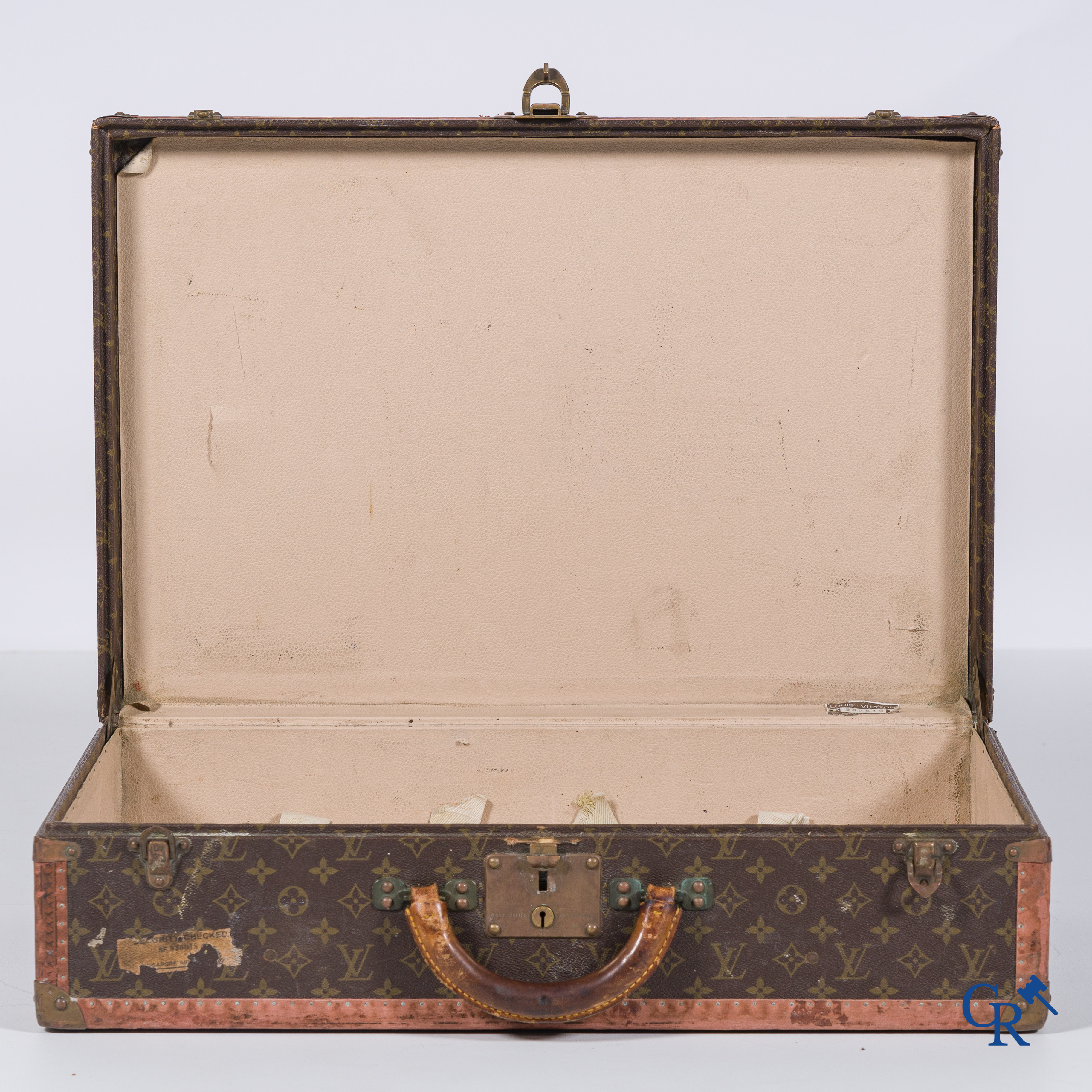 Louis Vuitton, 2 suitcases of which 1 with a label Av. Marceau 78 bis Paris and numbered 982010.