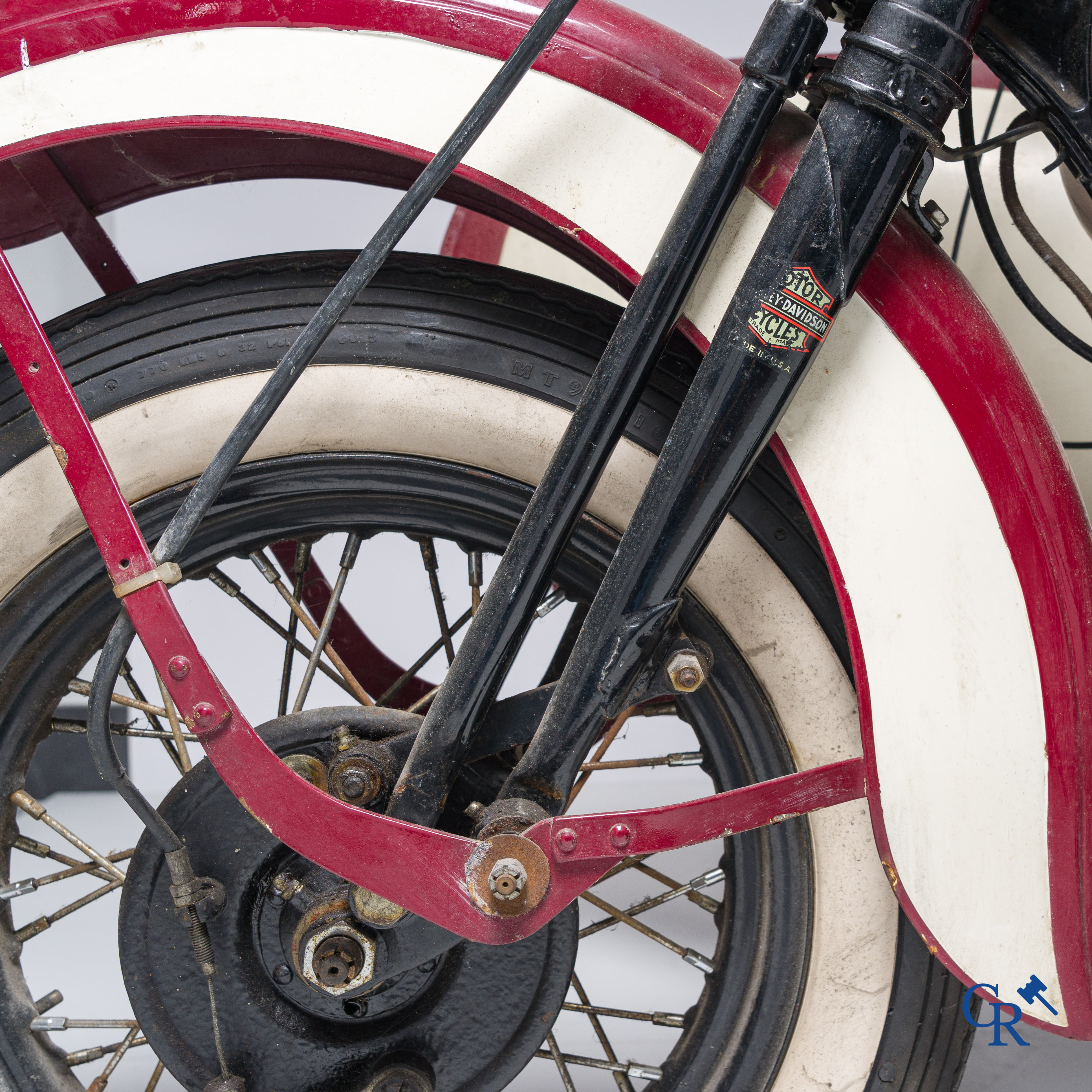 Harley Davidson, type WLA 750cc, circa 1940. Met zijspan uit latere periode. (schuurvondst)