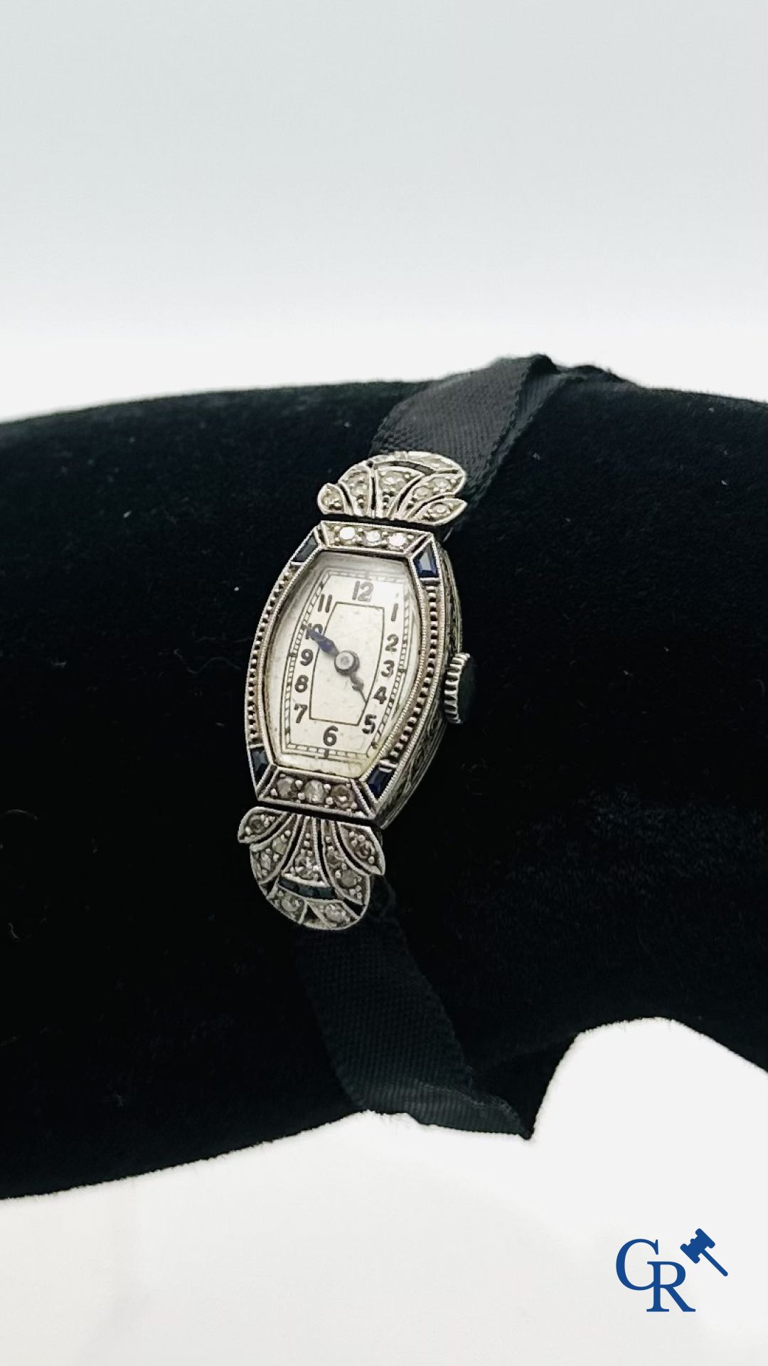 Juweel: Art deco damesuurwerk in Platina bezet met saffier en diamanten. (werkende staat)