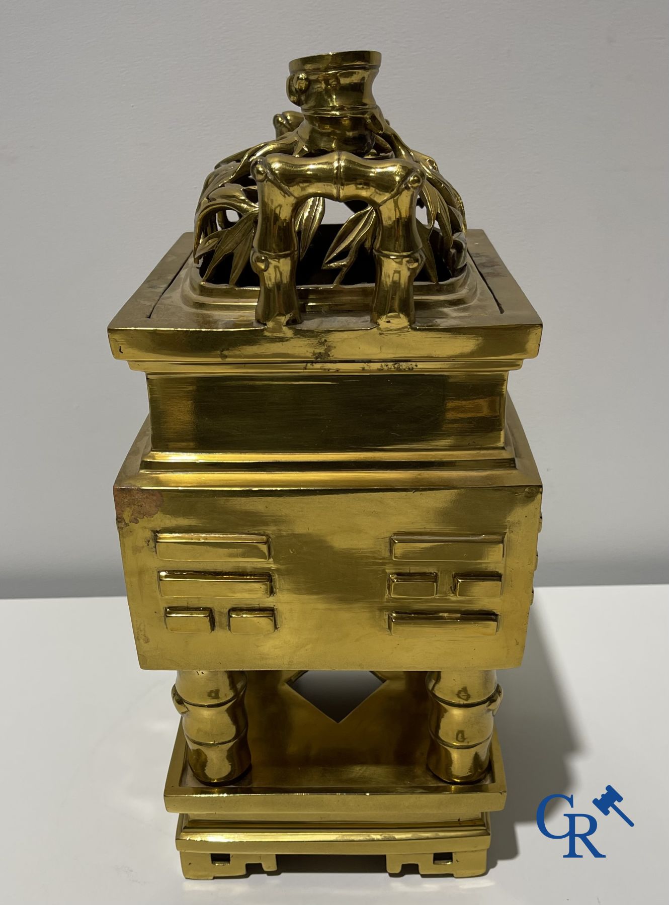 Art Asiatique: Un brûle parfum chinois en bronze, 19ème siècle. Marqué.