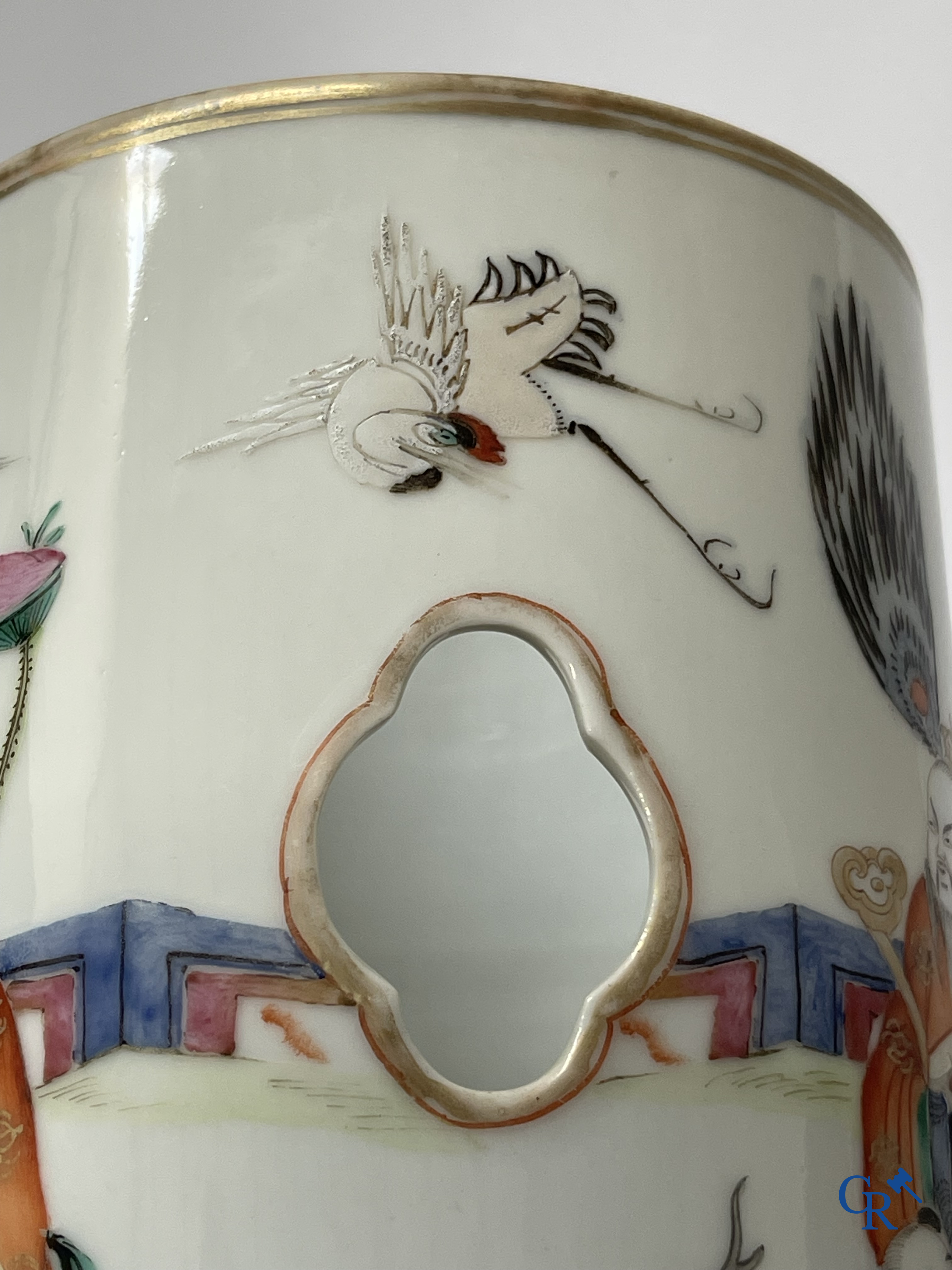 Aziatica, Chinees porselein. Een Chinese famille rose hoeden staander. Gemerkt. 19de eeuw.