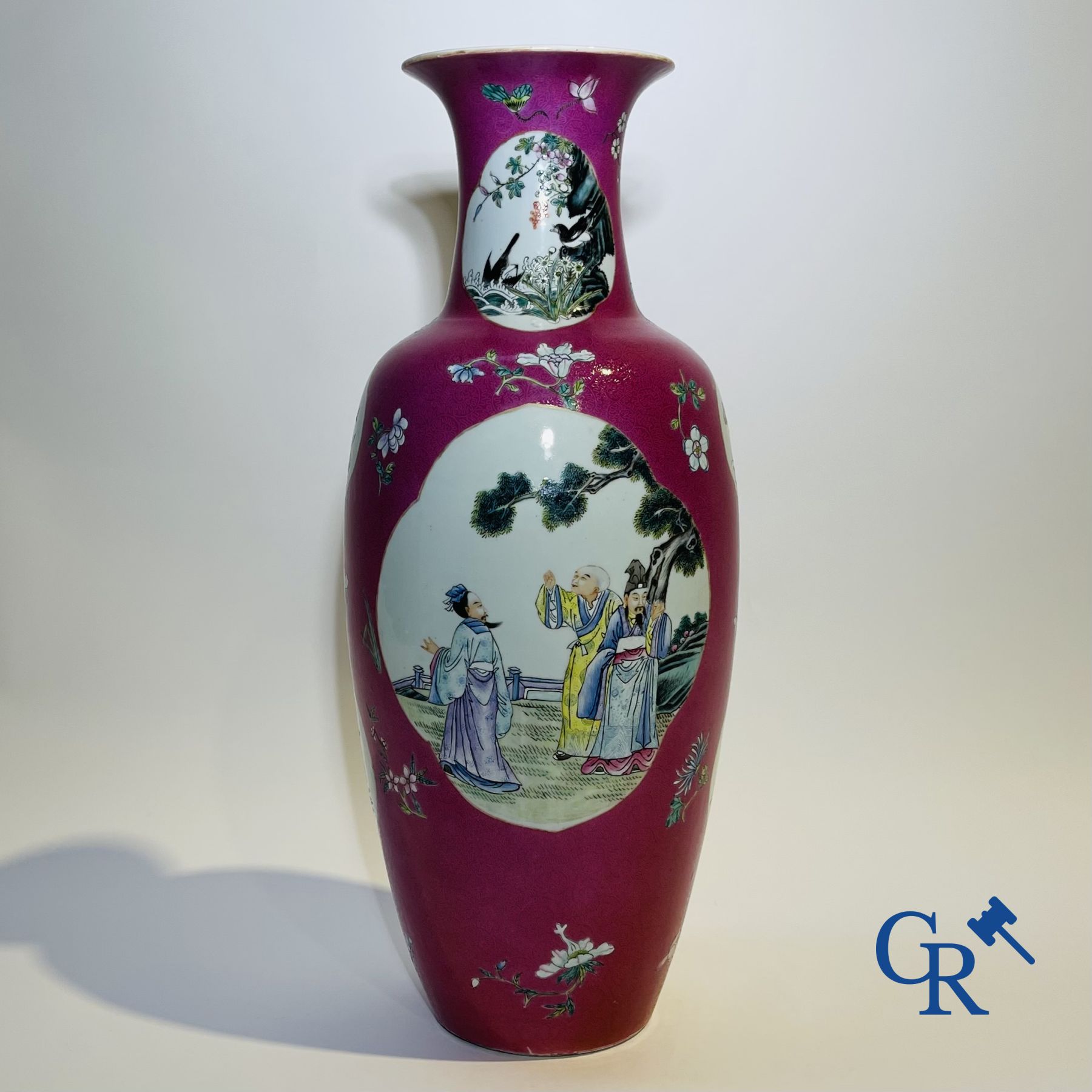 Porcelaine chinoise: Un vase chinois famille rose décoré sur un fond rouge rubis en technique sgraffito.