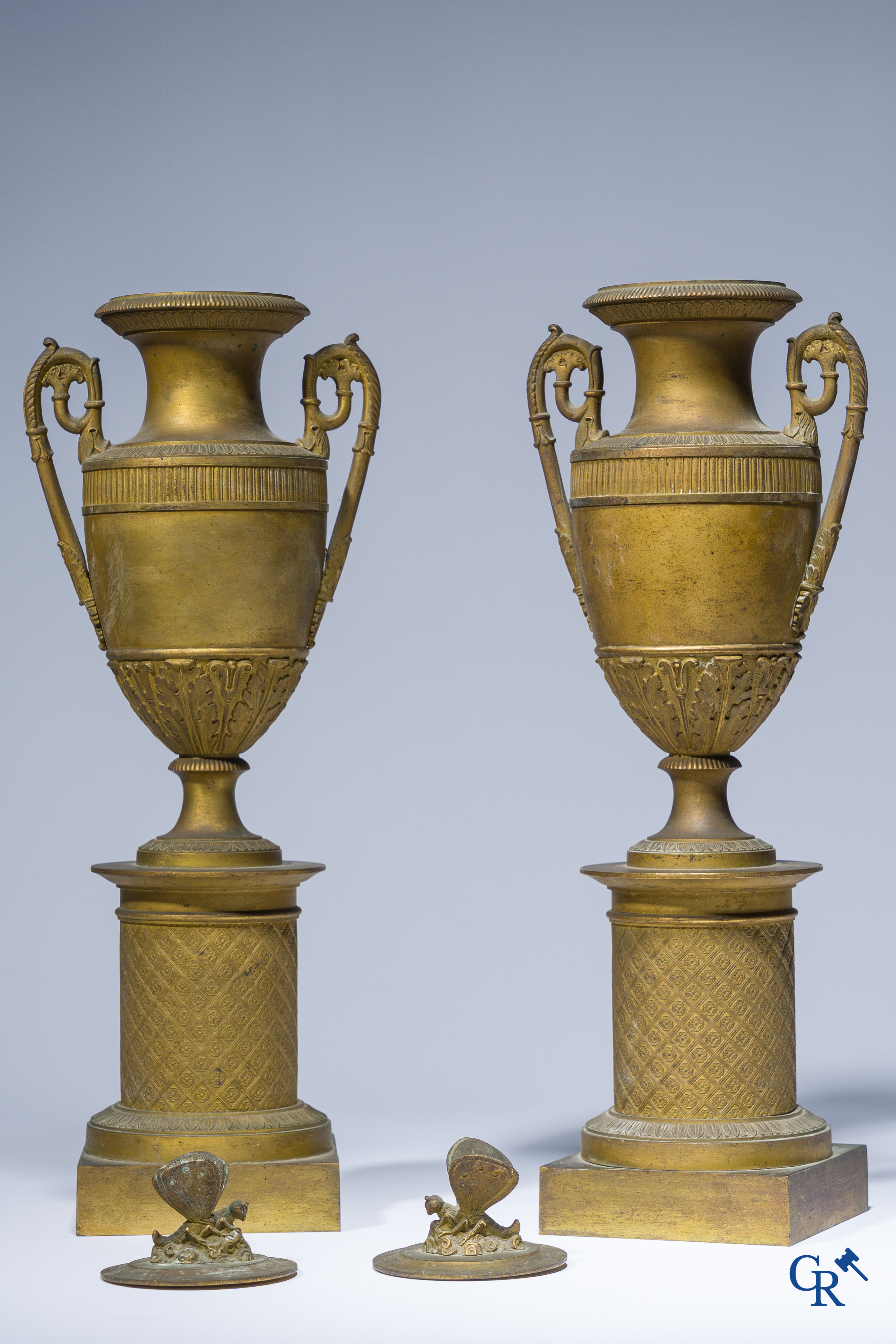 Empire tijdperk, een 3-delige fijn geciseleerde garnituur met cassolettes, Frankrijk circa 1810.