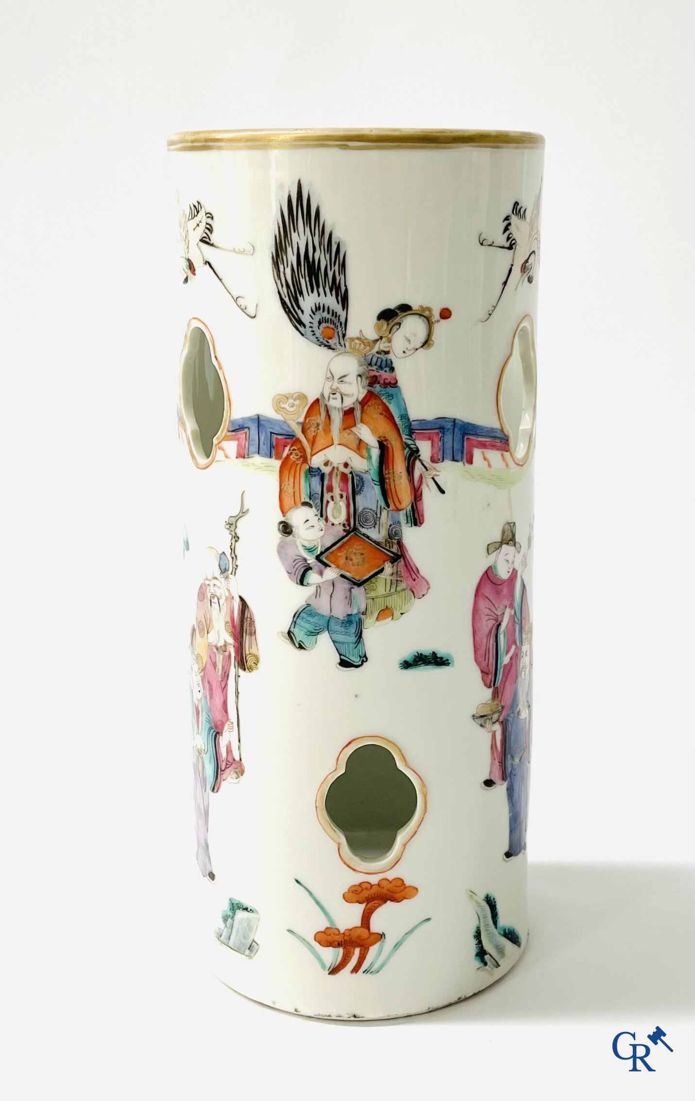 Aziatica, Chinees porselein. Een Chinese famille rose hoeden staander. Gemerkt. 19de eeuw.