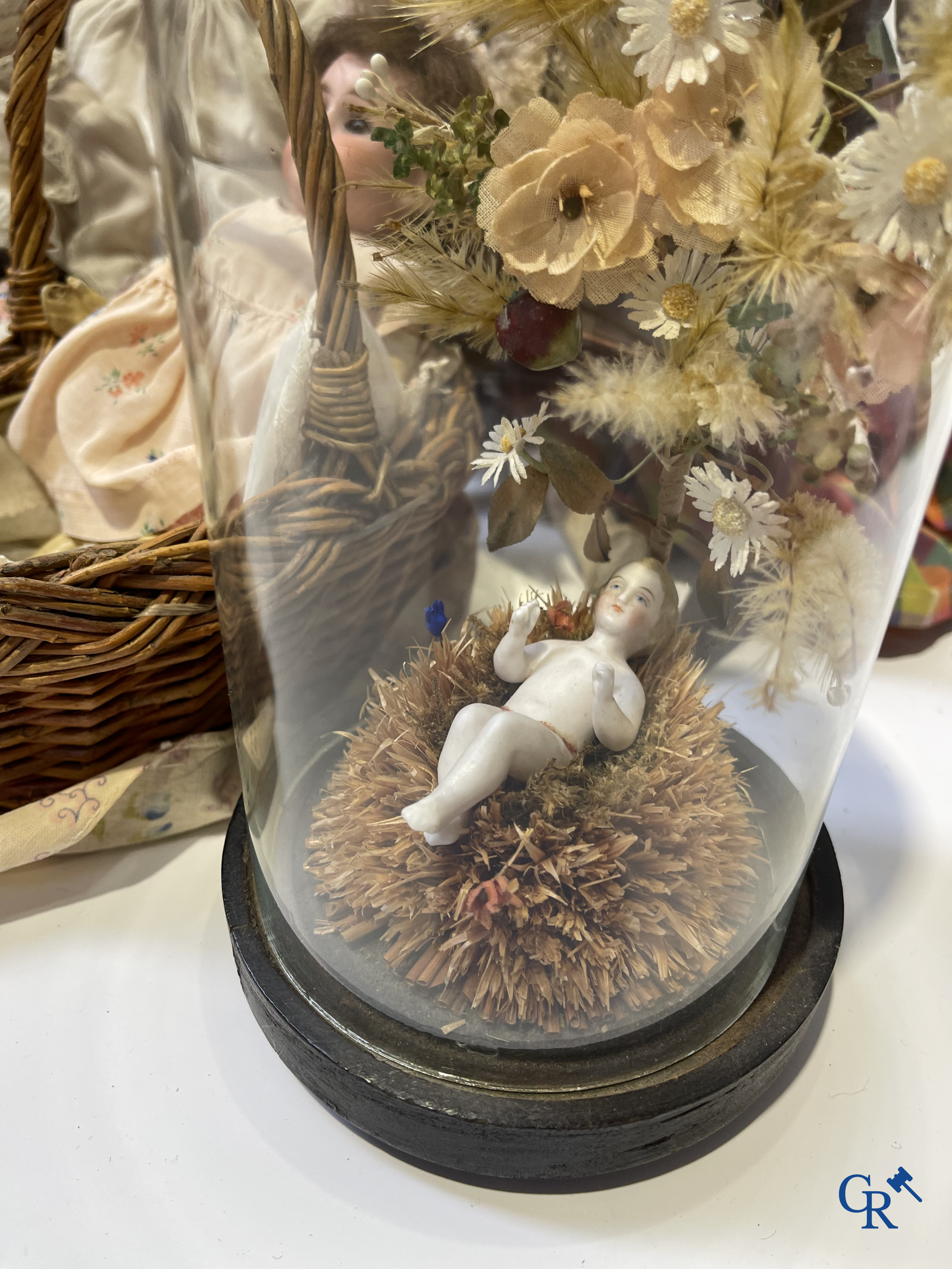 Vieux jouets, Grand lot avec différentes poupées anciennes et objets de collection.