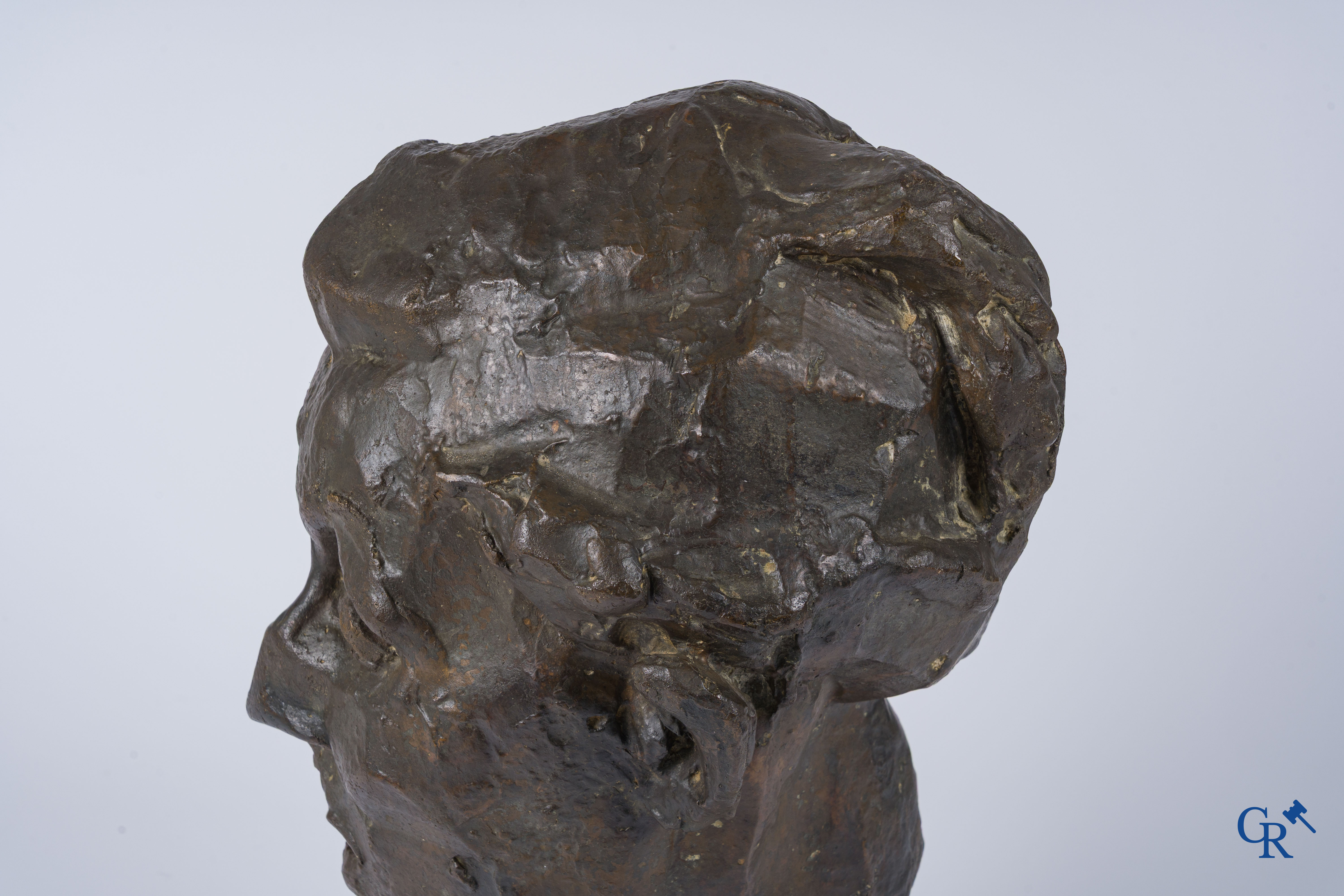 Oscar Jespers (1887-1970)(*) Portret van de schilder Walter Stevens. Brons op kalksteen. 1916.