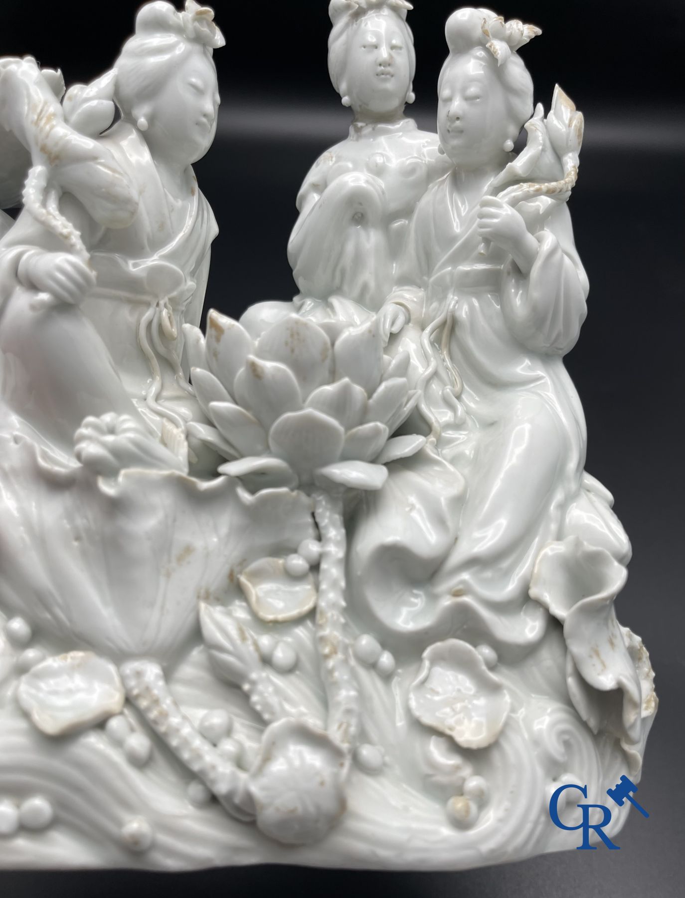 Porcelaine chinoise: Un lion bouddhiste et un groupe en blanc de Chine.