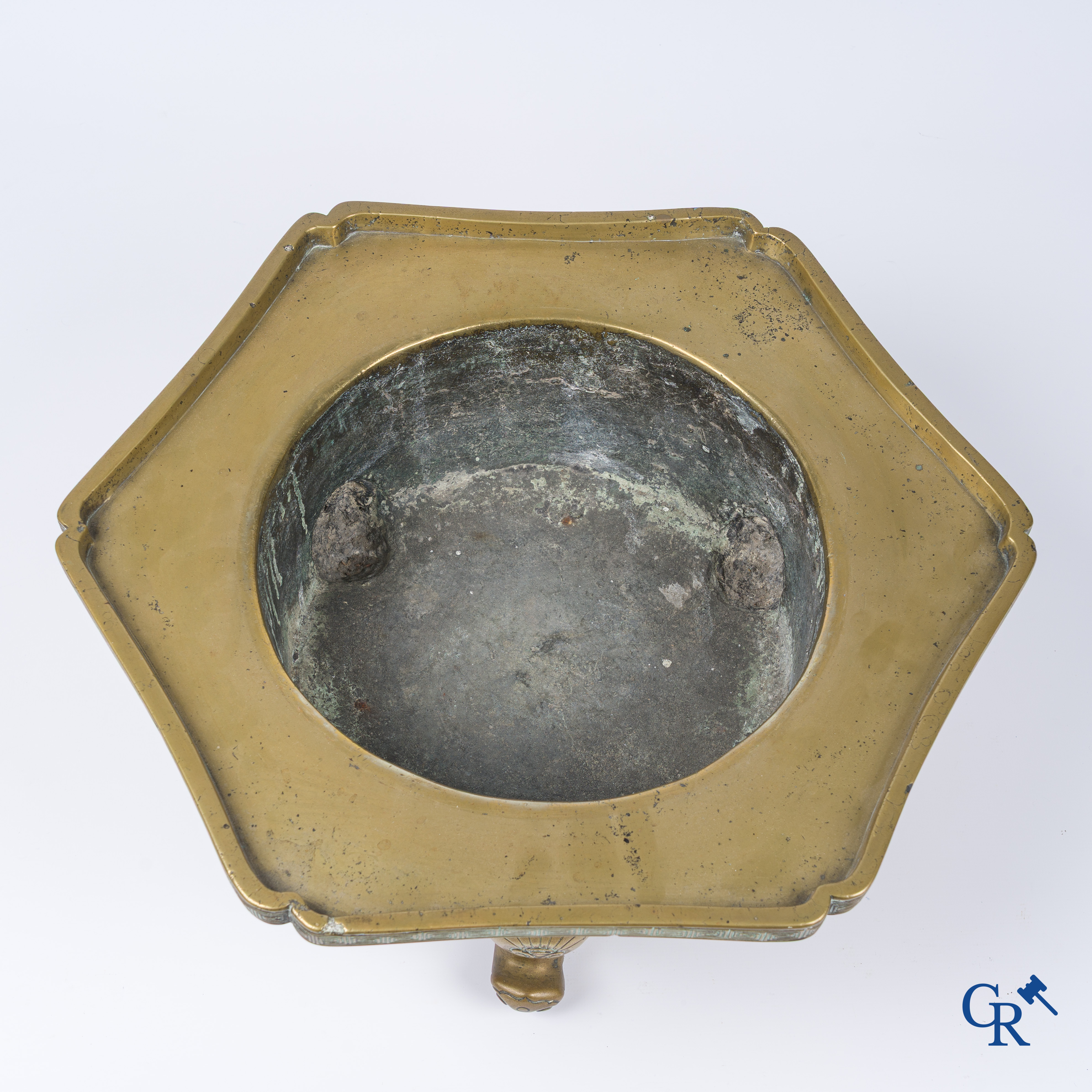 Aziatica. Een grote 3-potige en gedecoreerde bronzen wierookbrander. China 18e-19e eeuw.