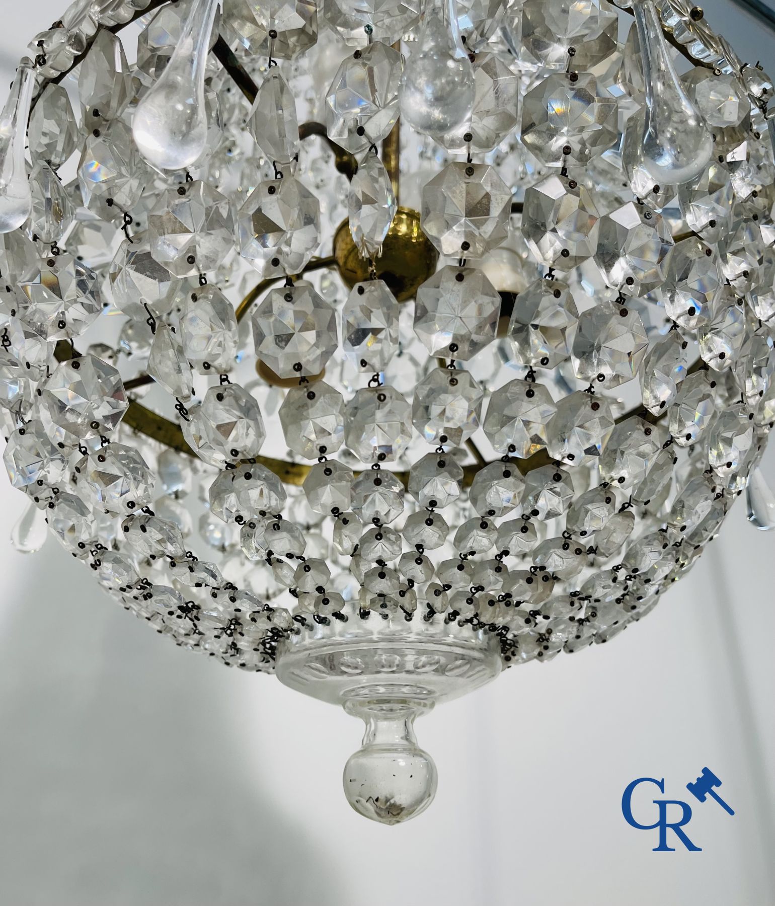 Chandelier: Beautiful Sac à pearles chandelier in crystal.