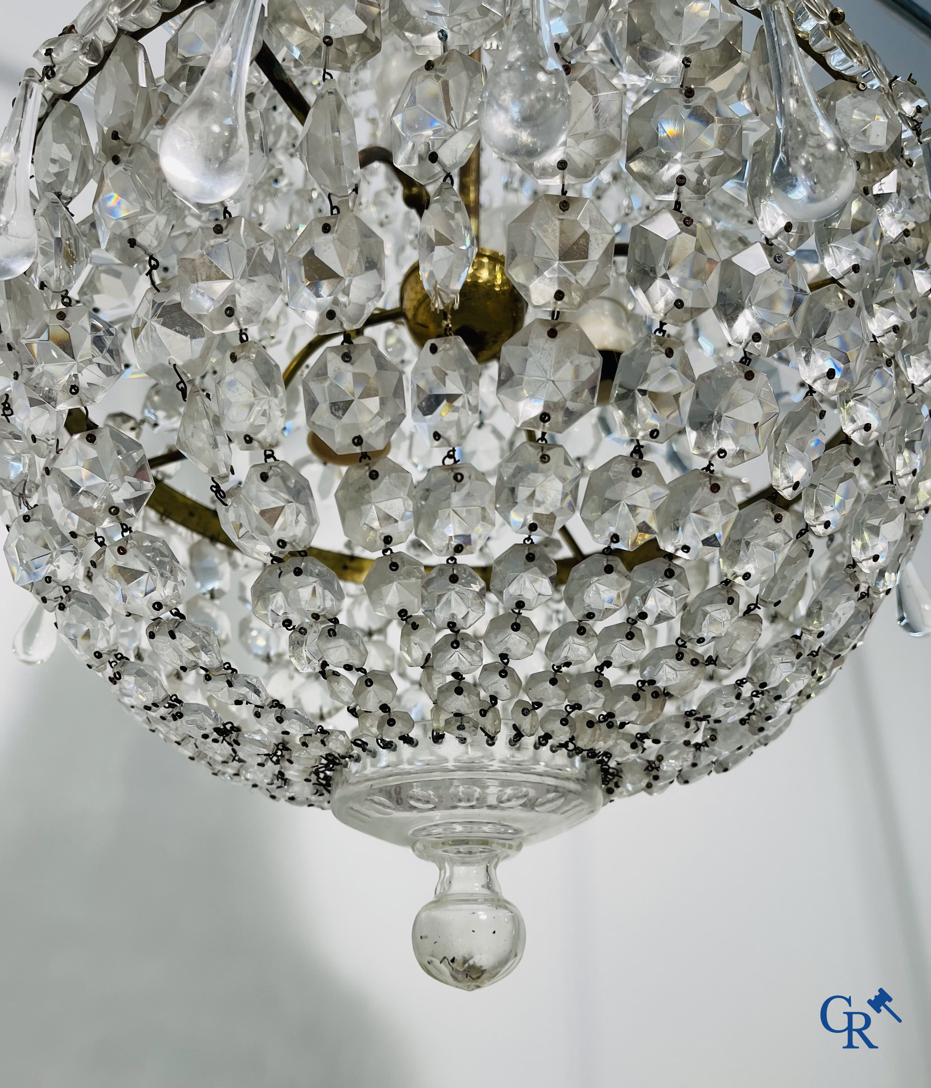 Chandelier: Beautiful Sac à pearles chandelier in crystal.