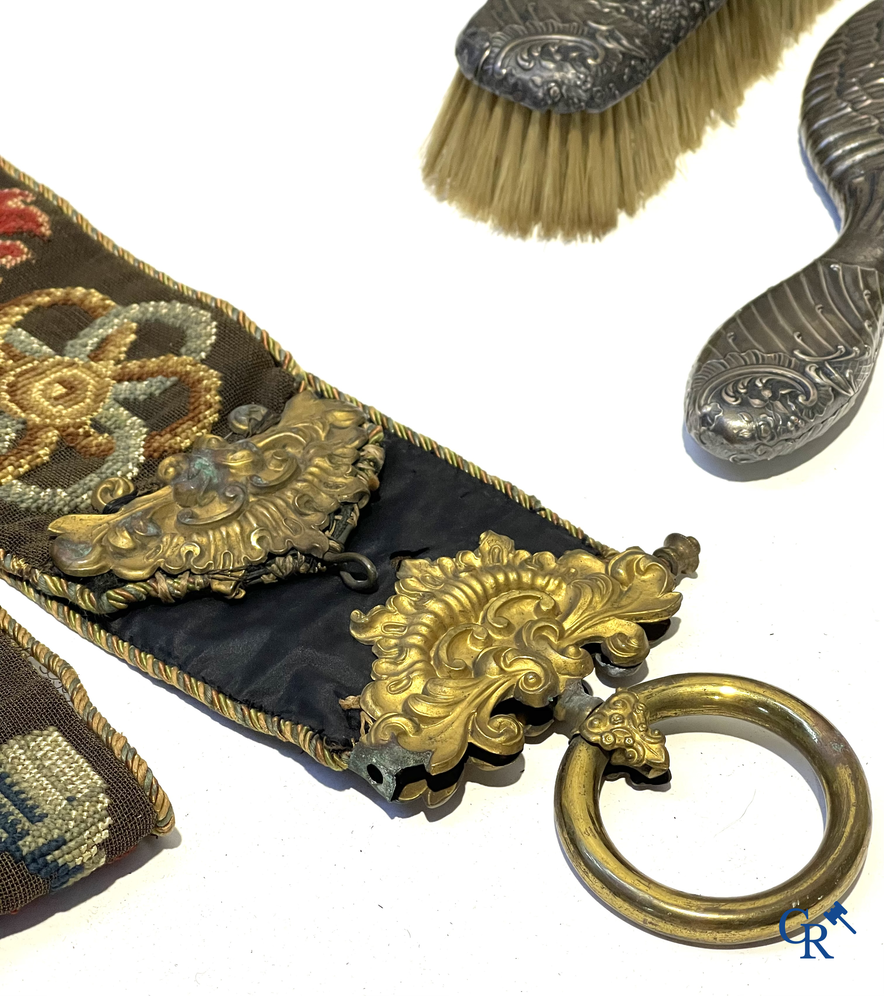 Un lot de brocante, carafe avec monture en argent, peinture, buste en bois, photo ancienne, etc.