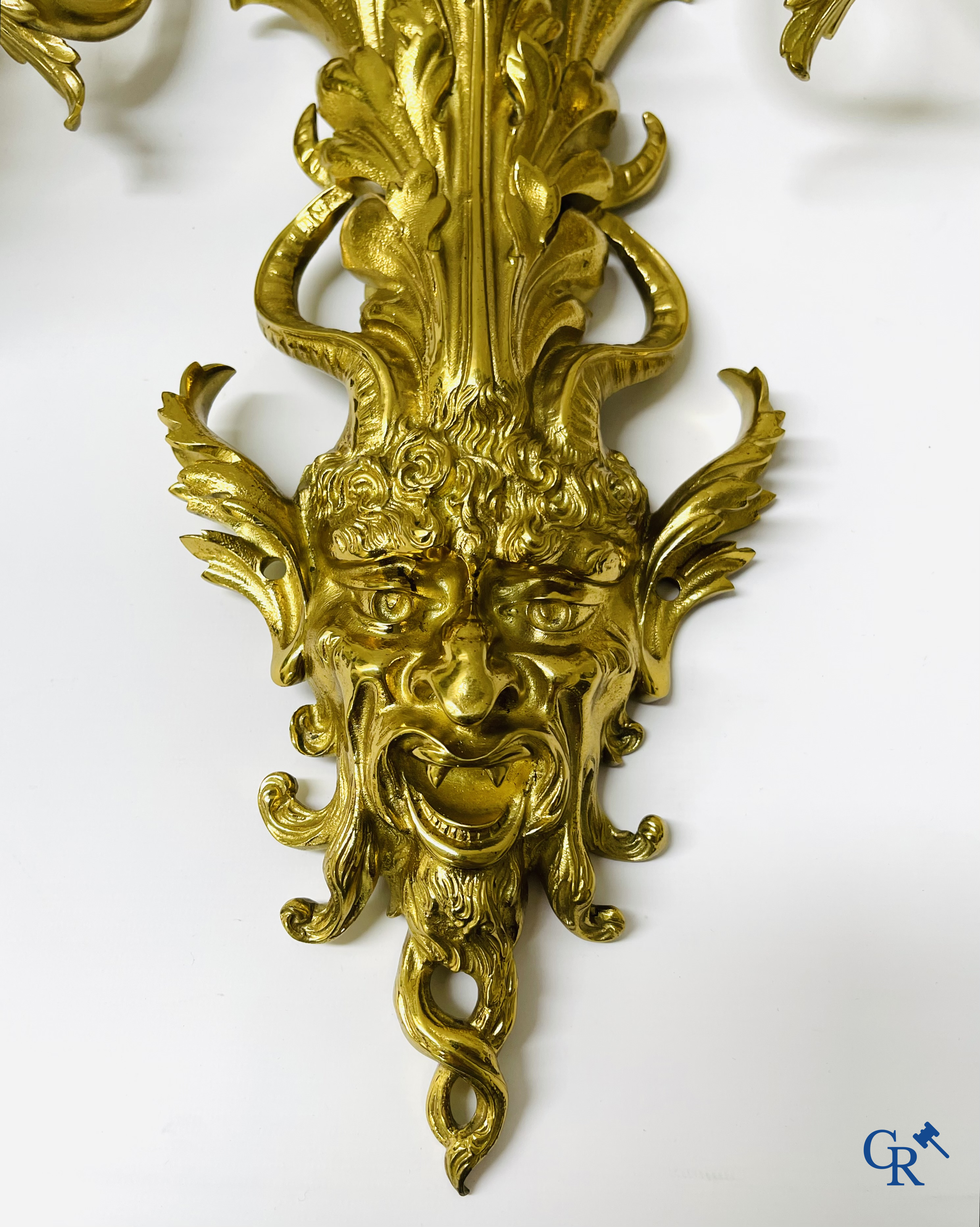 Une paire d'imposantes appliques murales en bronze avec chacune 5 bras de lumière et des têtes de sater. Style Napoléon III.