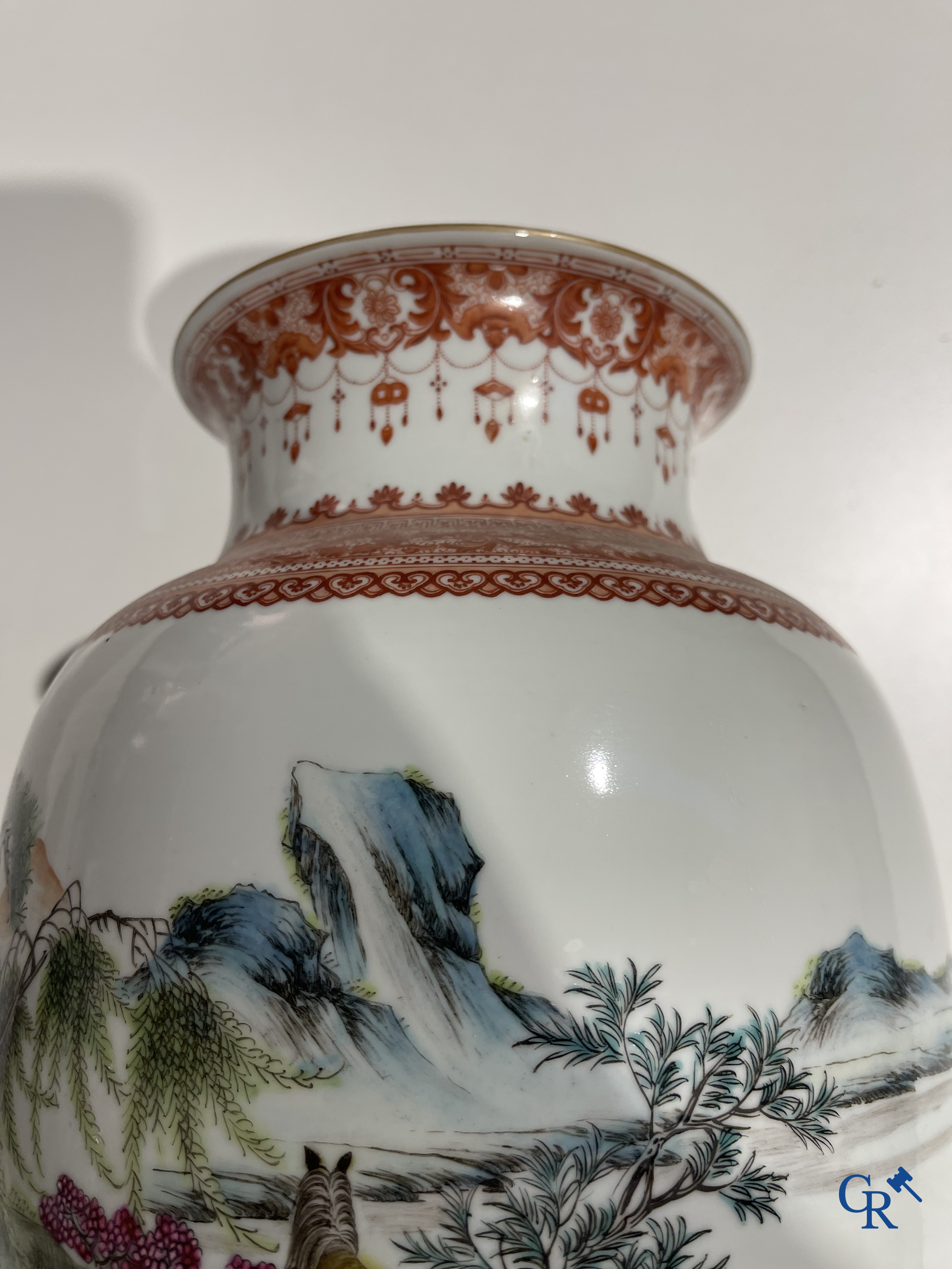 Art Asiatique, porcelaine chinoise. Une paire de vases chinois avec un décor de chevaux et de personnages.