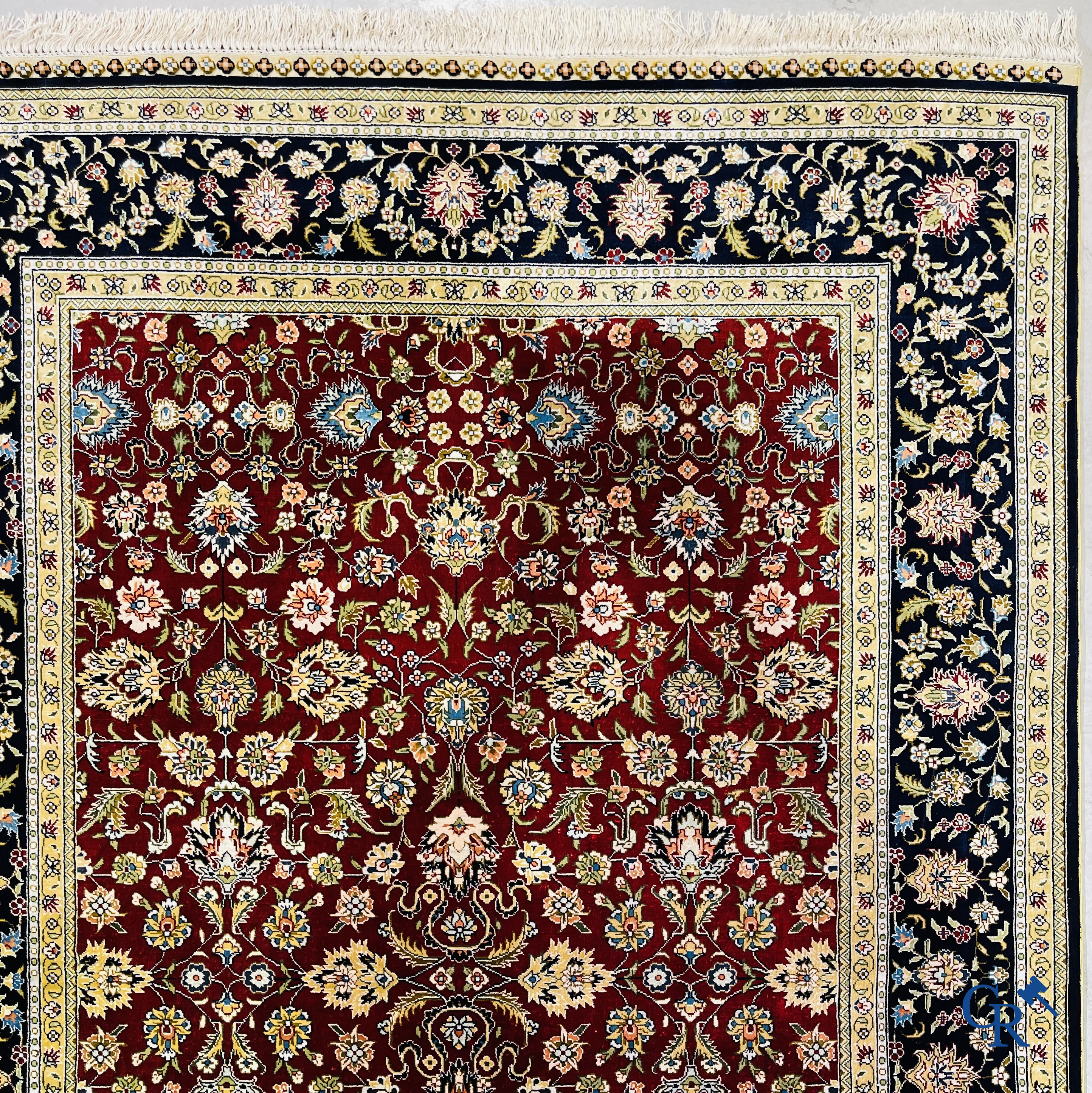 Tapis d'Orient: Iran, un tapis persan en soie noué à la main avec un décor floral.