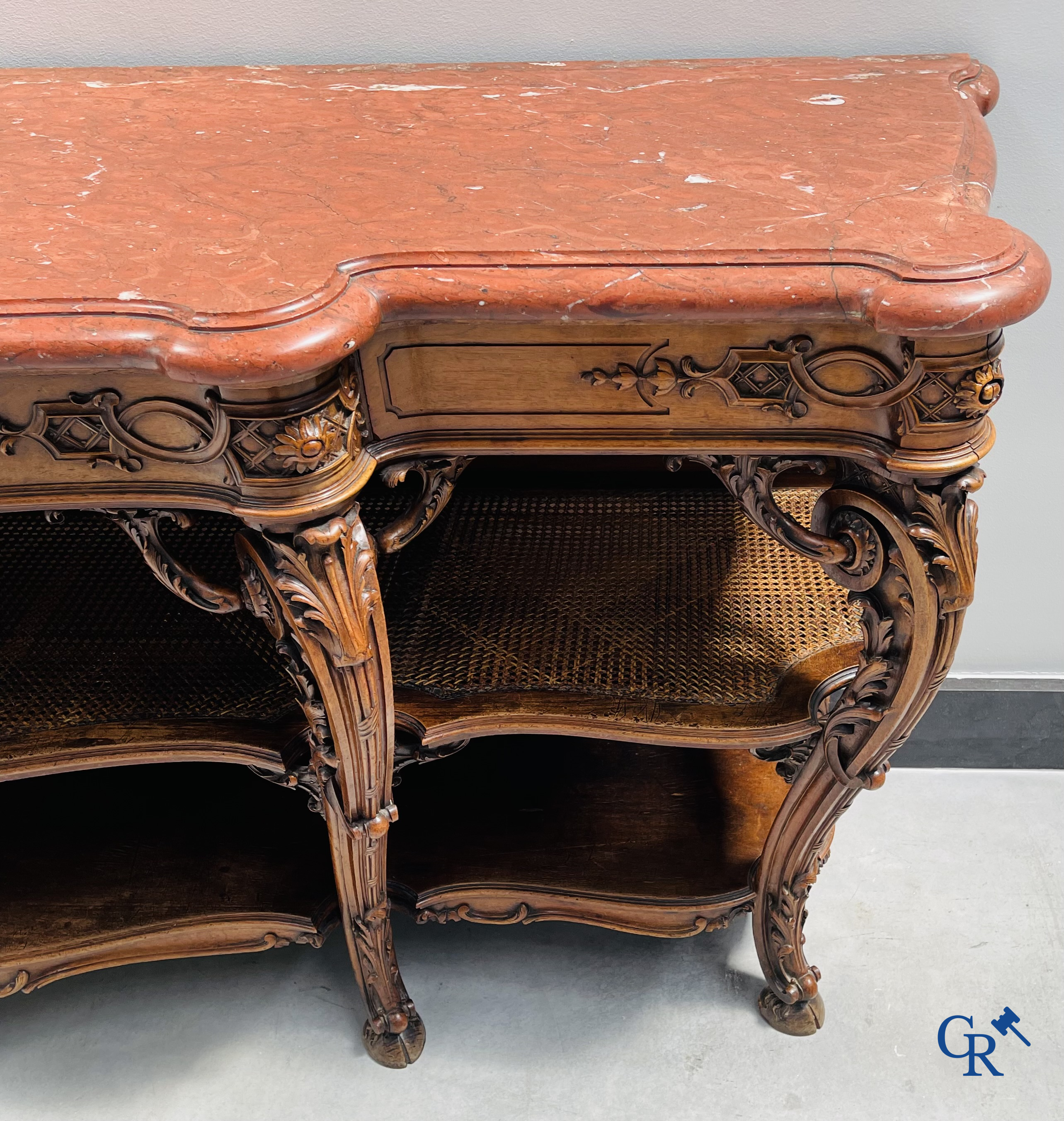 Maison Roll, 42, Rue Faubourg St. Antoine Paris. Een uitzonderlijk desserte meubel in gesculpteerd notelaar. LXVI-Stijl.