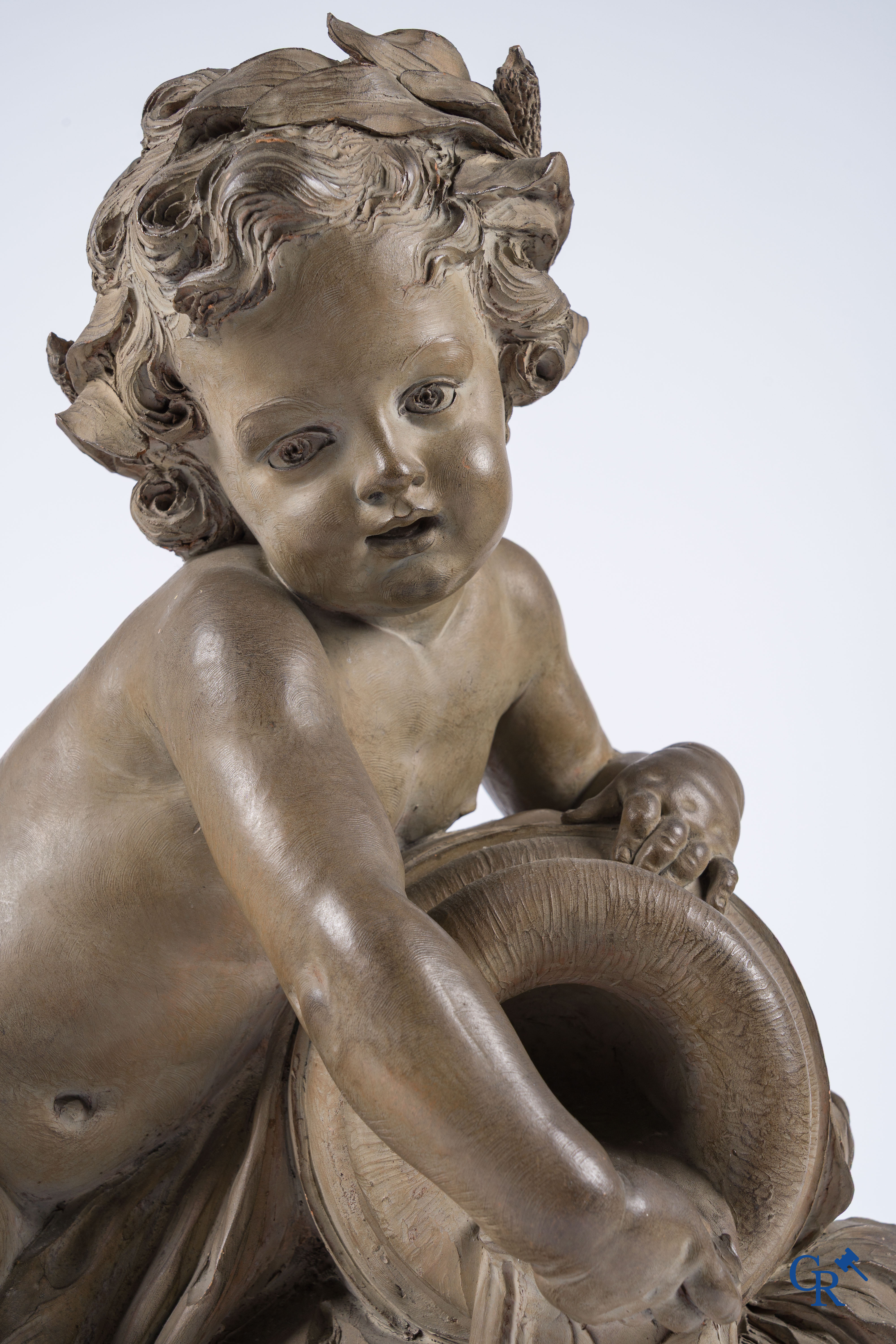 "La Source" Een grote terra cotta groep op een houten vergulde sokkel. LXVI-stijl. 19e eeuw.