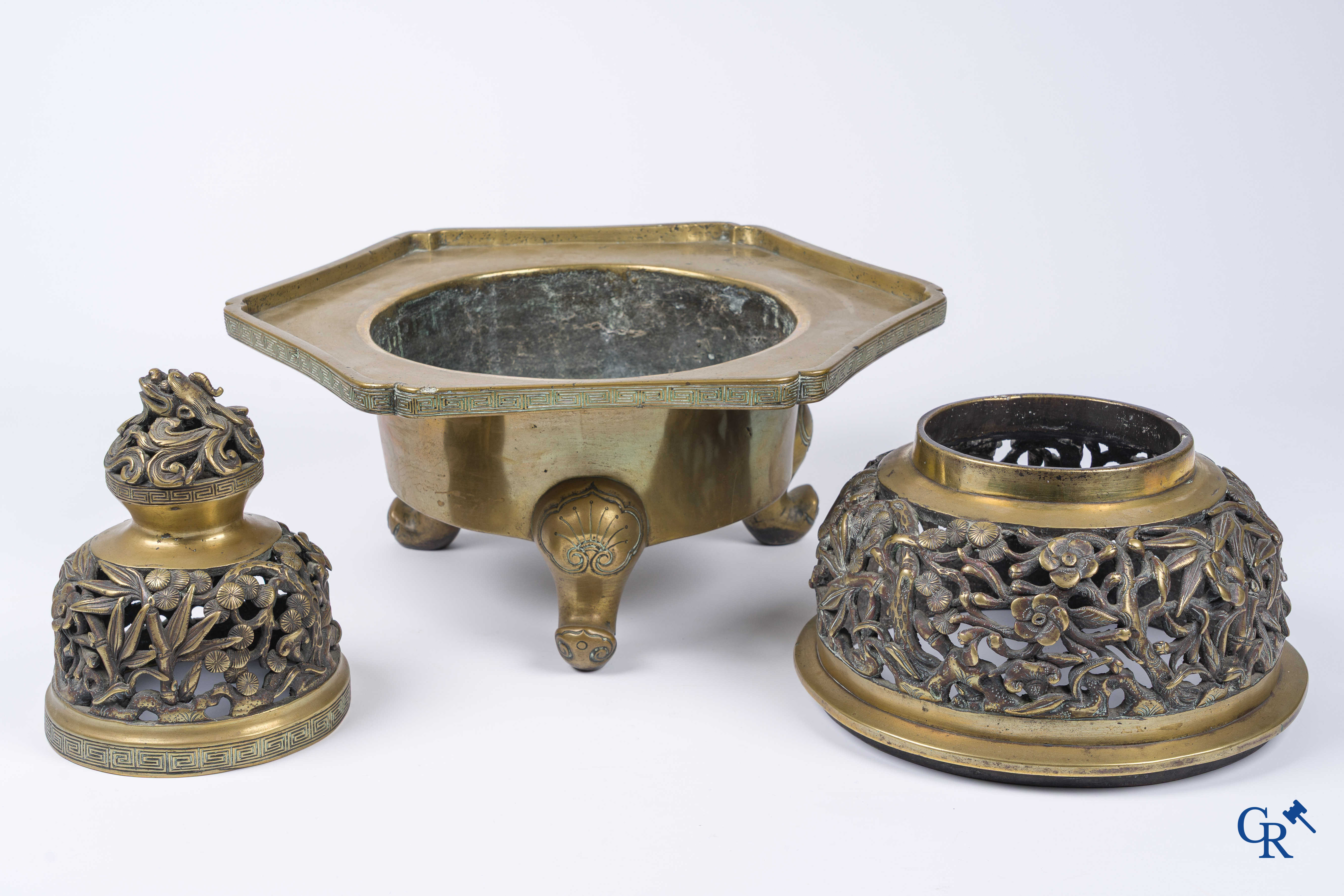 Aziatica. Een grote 3-potige en gedecoreerde bronzen wierookbrander. China 18e-19e eeuw.