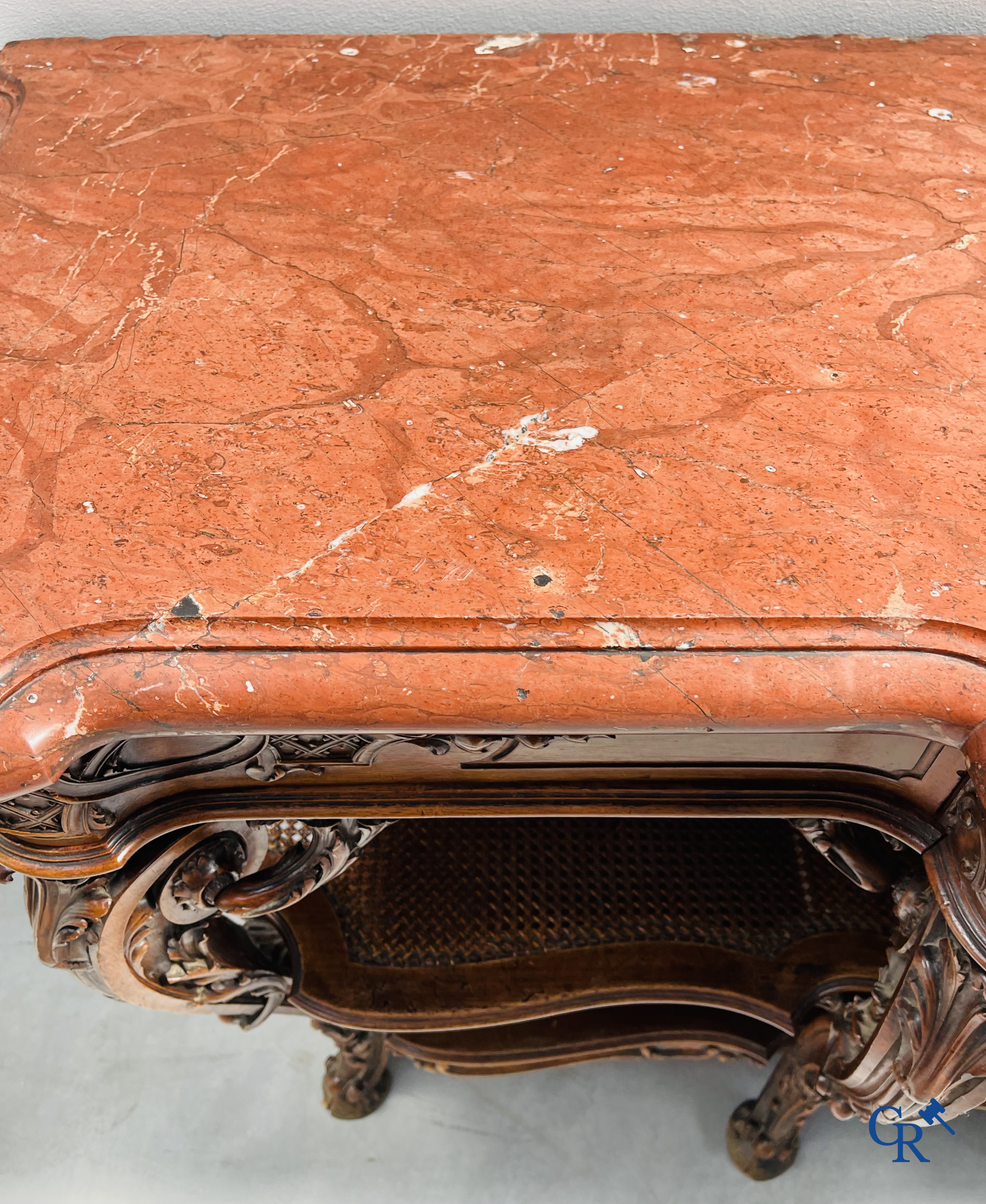 Maison Roll, 42, Rue Faubourg St. Antoine Paris. Een uitzonderlijk desserte meubel in gesculpteerd notelaar. LXVI-Stijl.