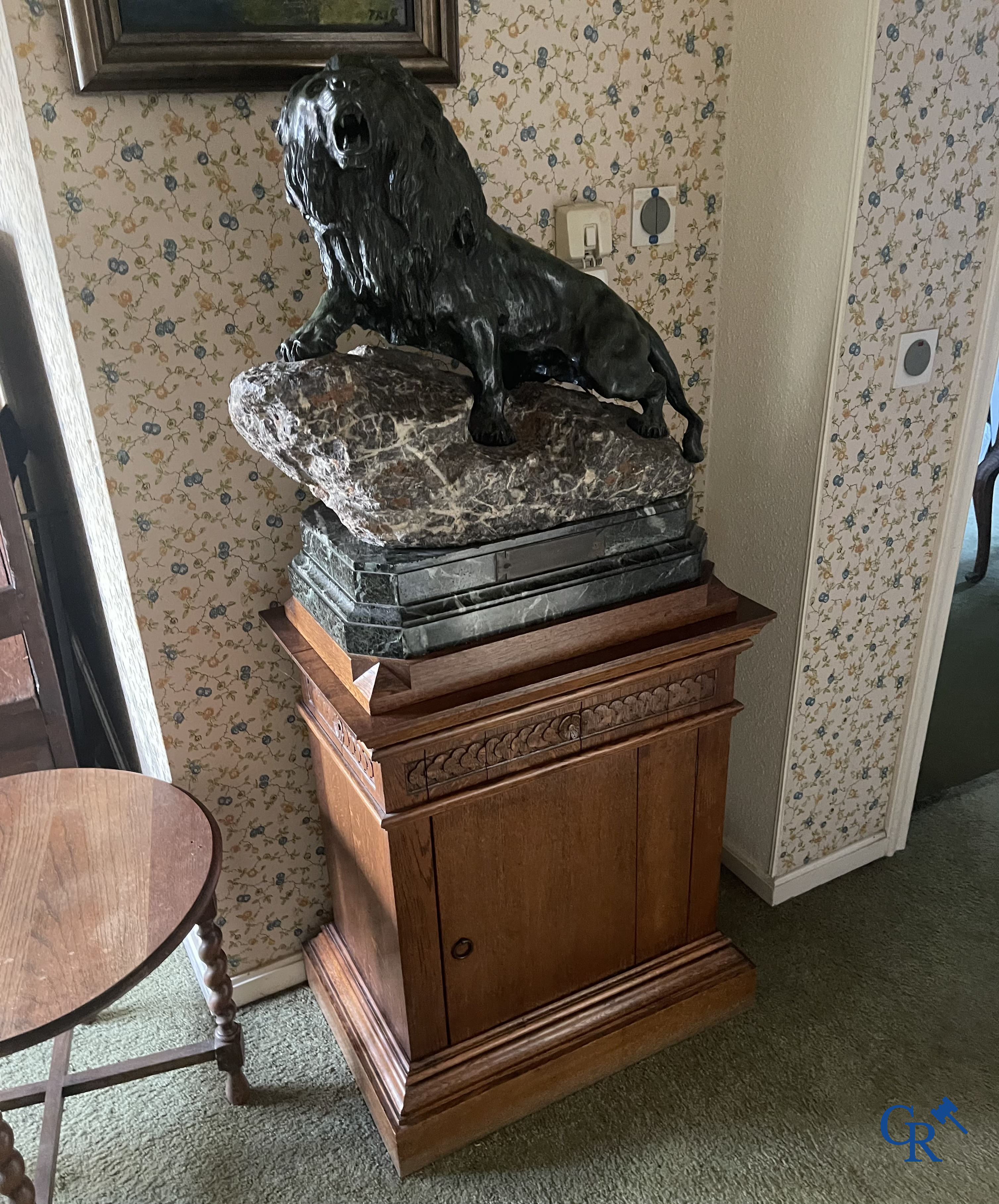 Thomas François Cartier (1879-1936) "Lion rugissant" Important groupe en bronze et pierre sur son socle en bois.