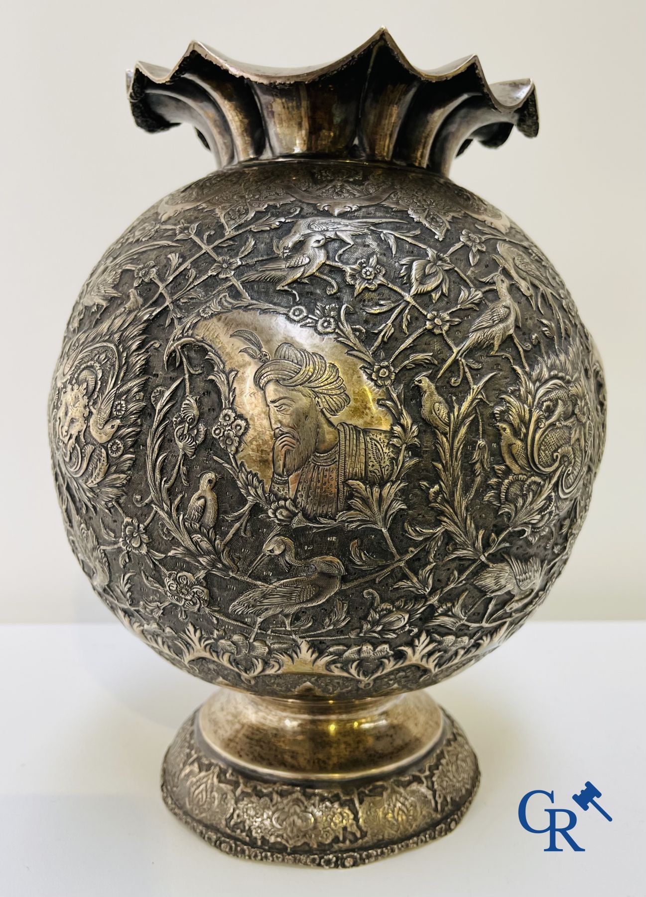 Argent: Vase en argent (Iran?) présentant un fin décor d'oiseaux dans une scène florale, d'animaux de la forêt et de personnages.