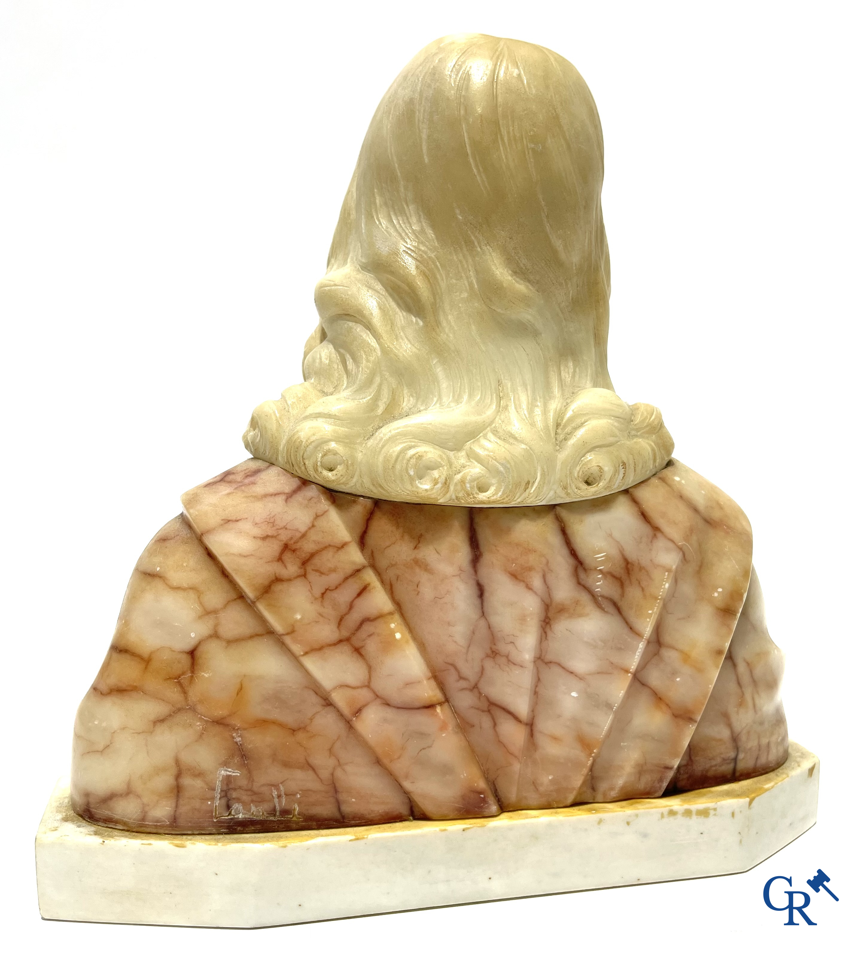 Objets religieux, 2 benitiers en bronze et cloisonné et une statue en albâtre du cœur sacré. XIXe siècle.