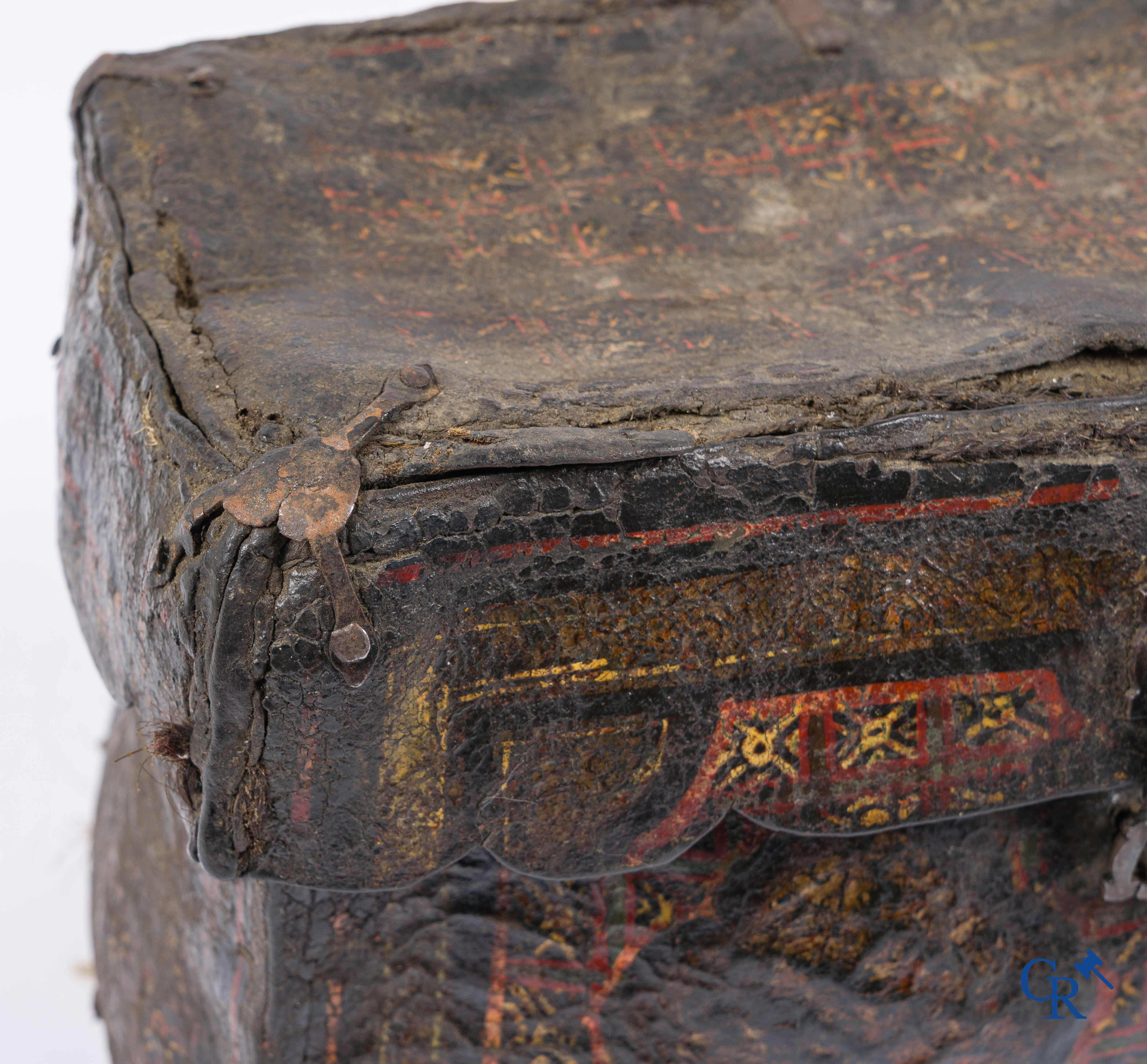 Antiek lederen geld of documenten koffer met origineel smeedijzer slotwerk.